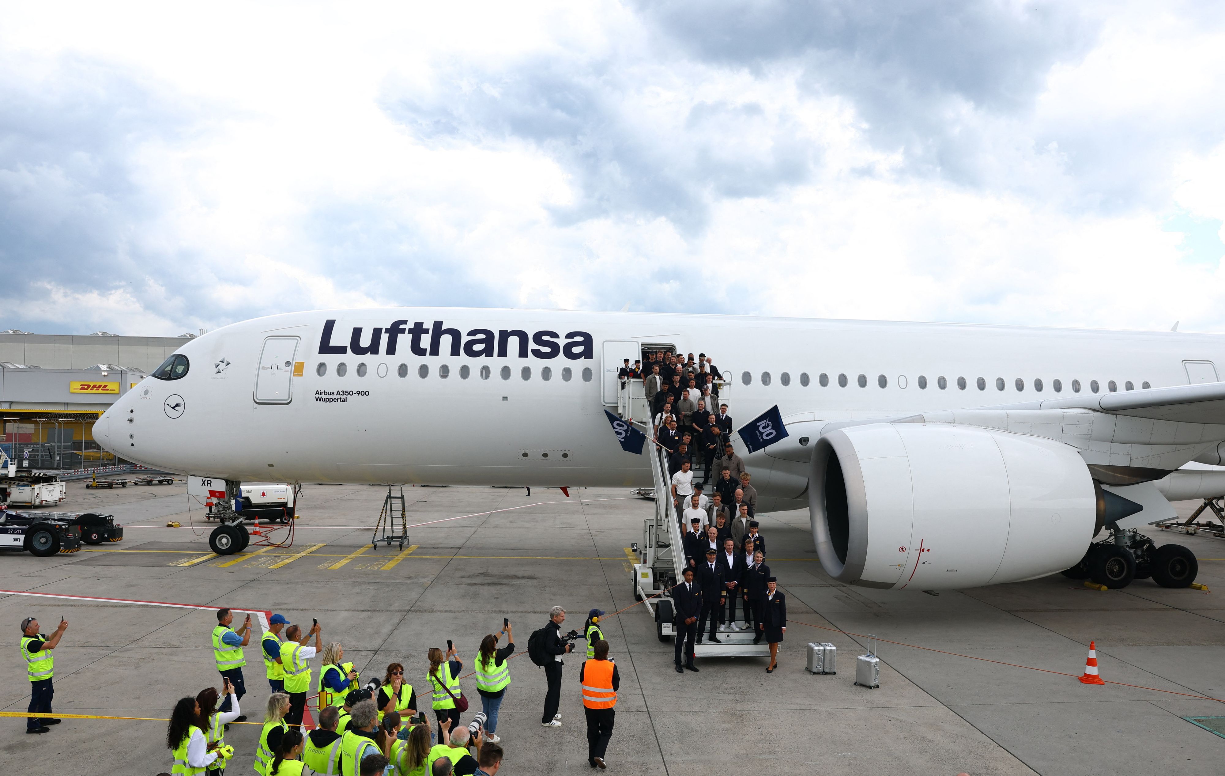 Brenzliger Zwischenfall am Frankfurter Airport, wo zwei Tage zuvor die DFB-Elf verabschiedet wurde. 