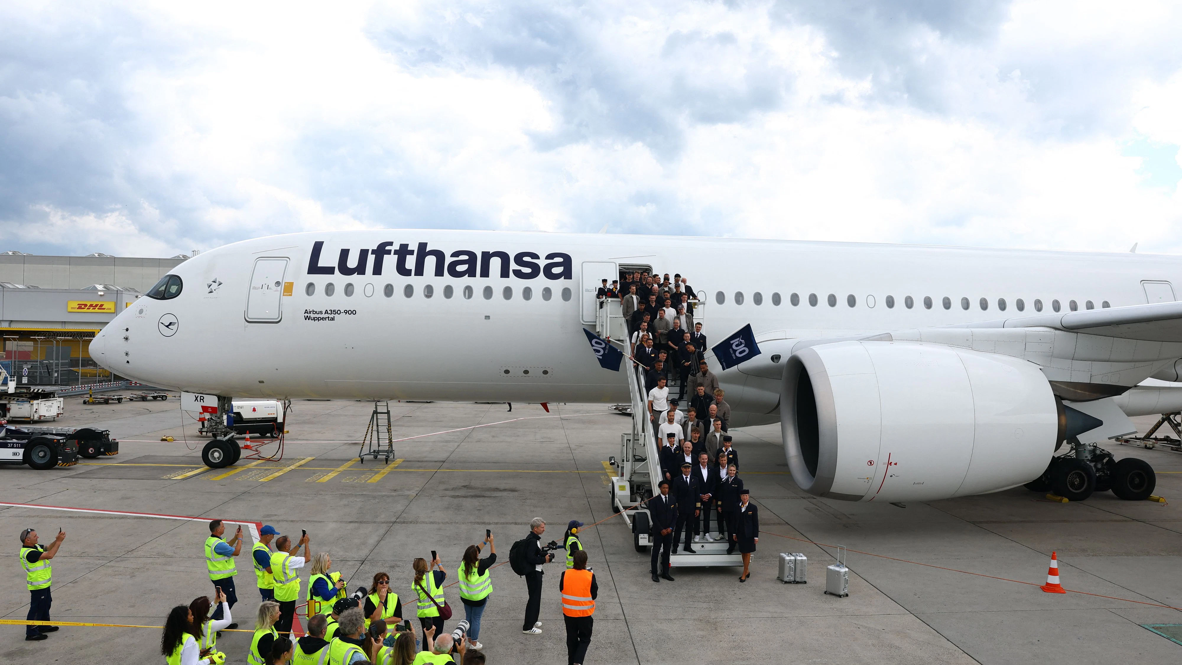 Brenzliger Zwischenfall am Frankfurter Airport, wo zwei Tage zuvor die DFB-Elf verabschiedet wurde. 