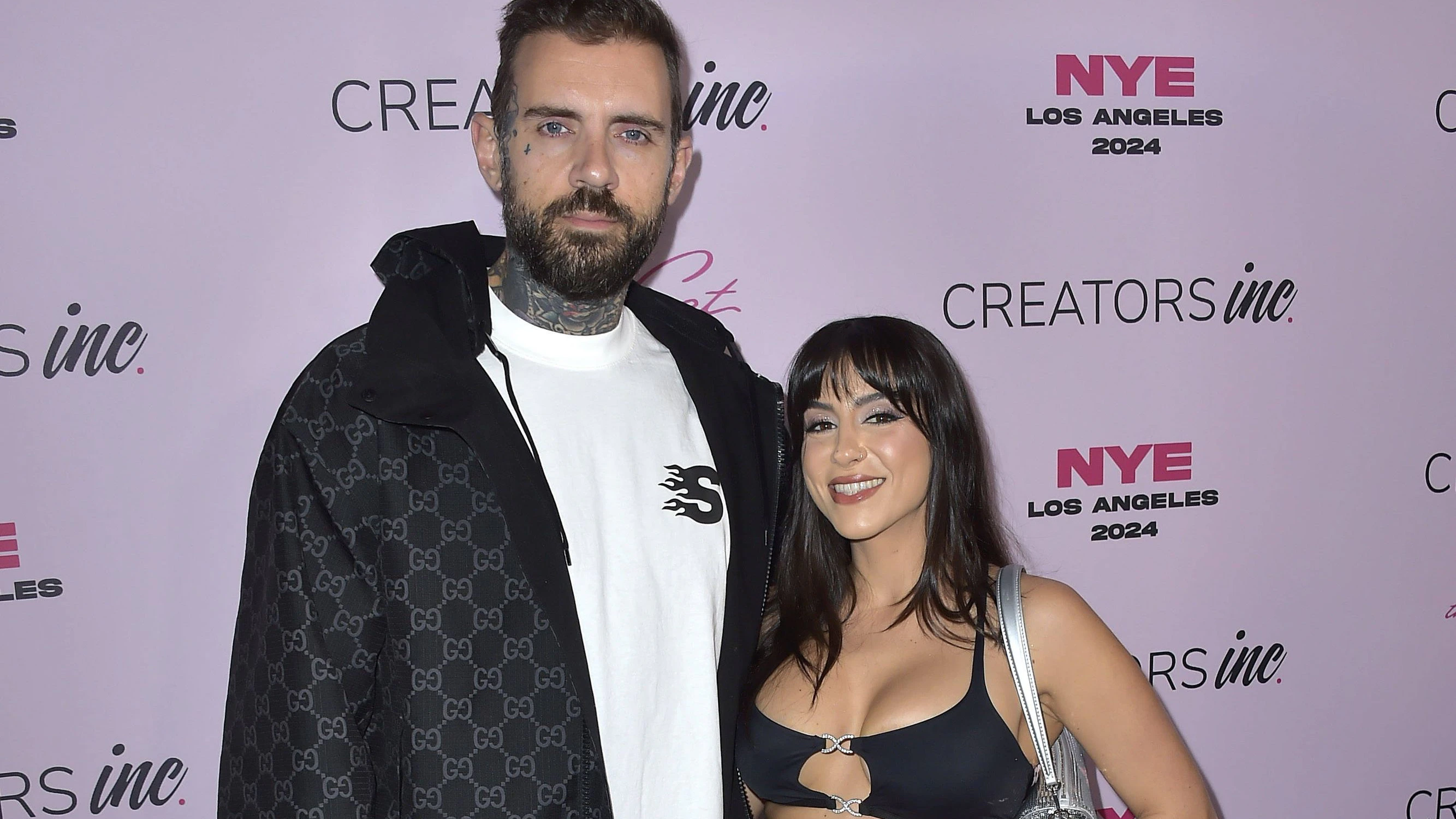 Adam22 mit Begleitung bei der Creators Inc. NYE 2024 Celebration im Restaurant The Classic Cat. West Hollywood, 31.12.2023 *** Adam22 with companion at the Creators Inc NYE 2024 Celebration at The Classic Cat West Hollywood restaurant, 31 12 2023 Foto:xD.xStarbuckx/xFuturexImagex nye_3222