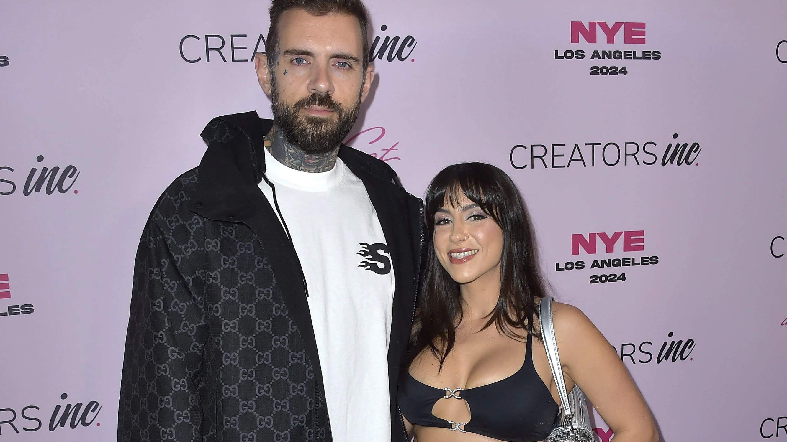 Adam22 mit Begleitung bei der Creators Inc. NYE 2024 Celebration im Restaurant The Classic Cat. West Hollywood, 31.12.2023 *** Adam22 with companion at the Creators Inc NYE 2024 Celebration at The Classic Cat West Hollywood restaurant, 31 12 2023 Foto:xD.xStarbuckx/xFuturexImagex nye_3222