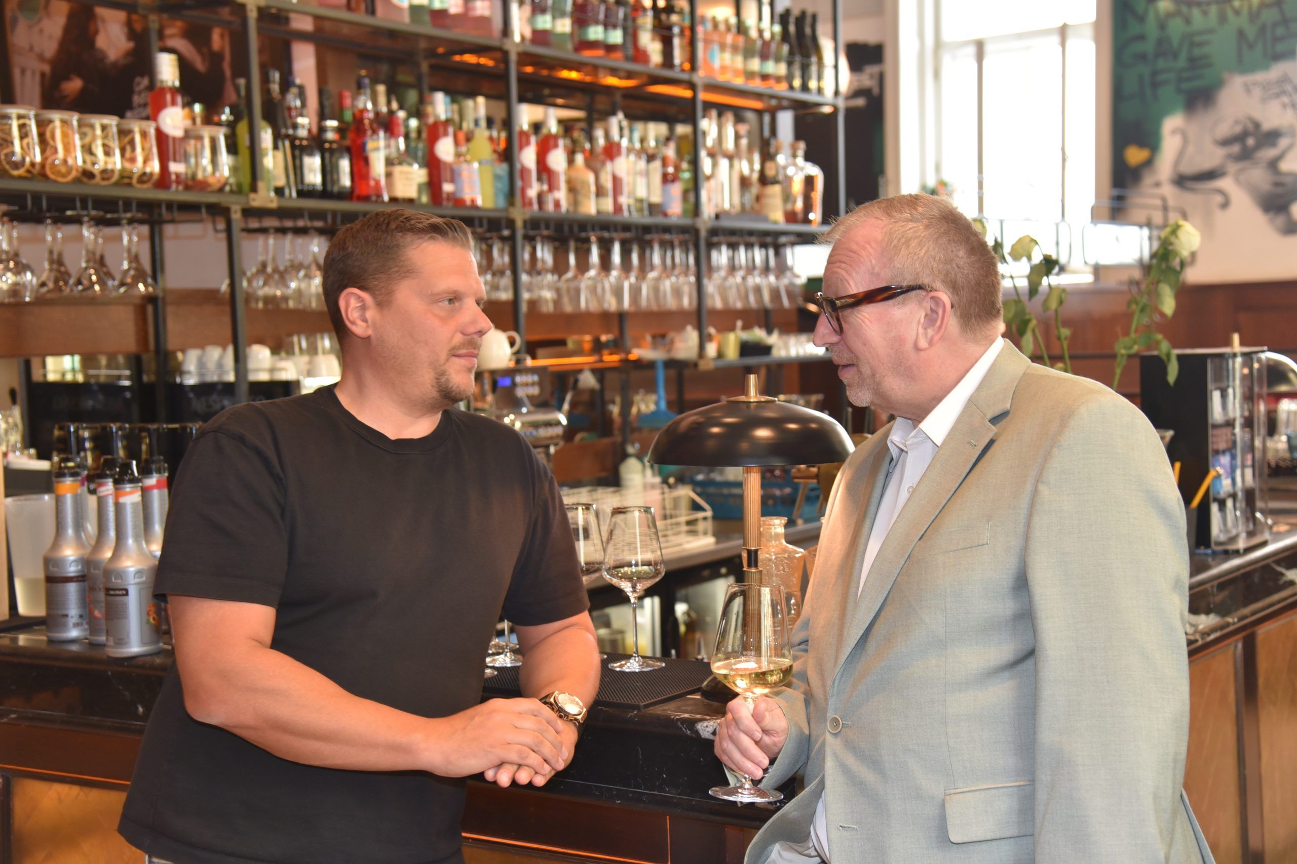 Viva la Mamma-Inhaber Michael Dvoracek und Franz Bernthaler, Geschäftsführer der Culinarius Gruppe (v.l.) sehen spürbare Auswirkungen auf Restaurants, Hotels und touristische Betriebe.