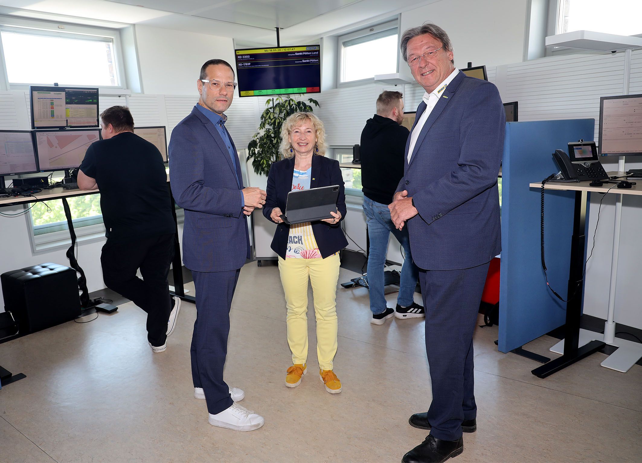 Landesrätin Eva Prischl sowie die beiden Notruf Niederösterreich Geschäftsführer Christian Fohringer (l.) und Josef Schmoll (r.)