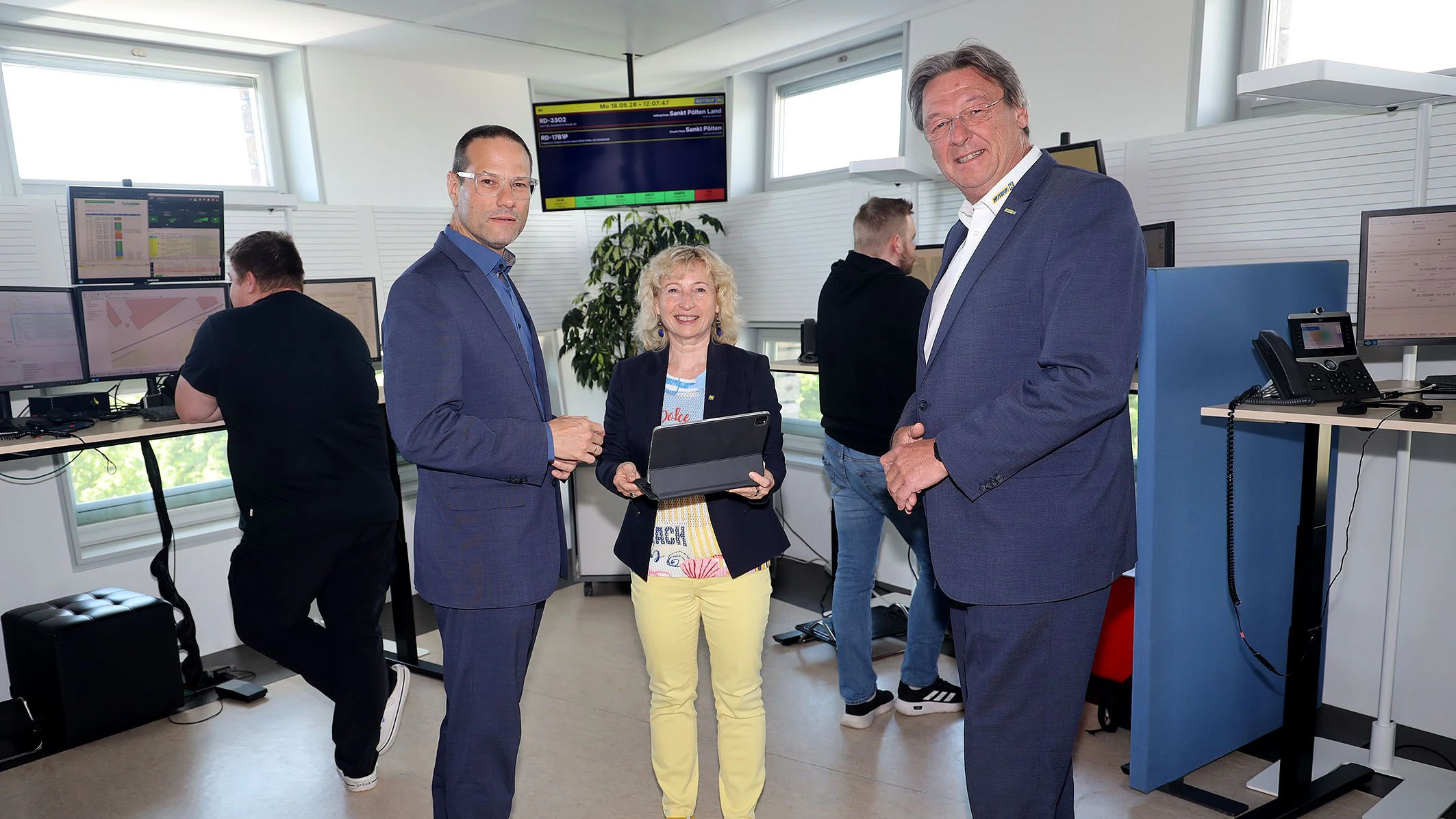 Landesrätin Eva Prischl sowie die beiden Notruf Niederösterreich Geschäftsführer Christian Fohringer (l.) und Josef Schmoll (r.)