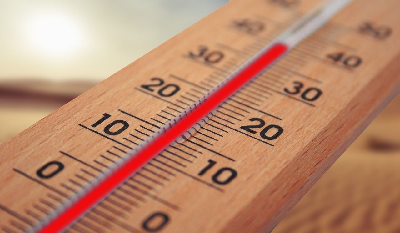 Thermometer zeigt extreme Hitze