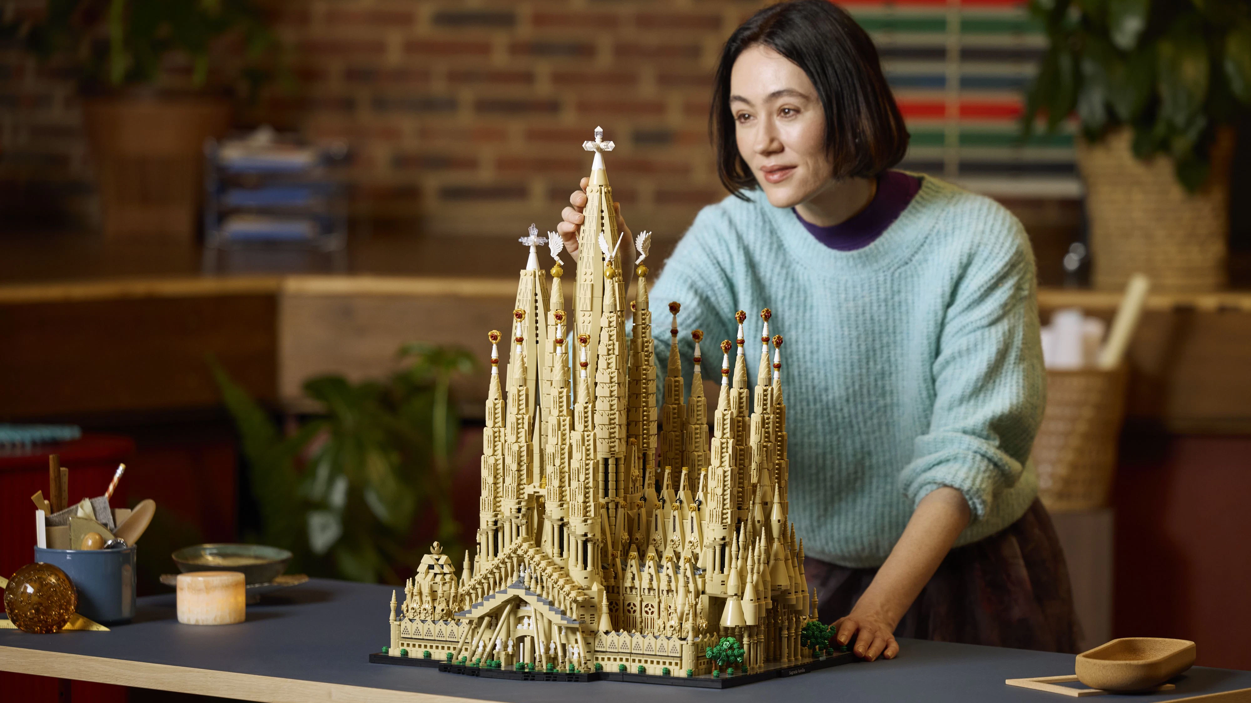 Anlässlich des hundertsten Todestages von Antoni Gaudí präsentiert die LEGO Gruppe heute das LEGO® Architecture „Sagrada Família“ Set.