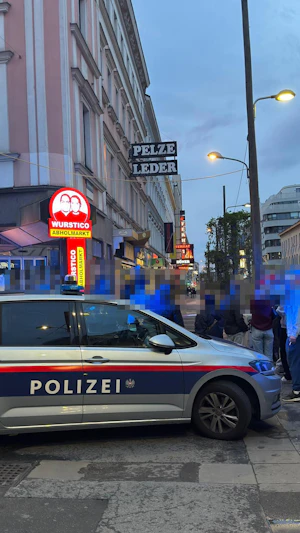 Bombendrohung bei Ferhat Döner in Wien: Polizei-Einsatz und Evakuierung am Mittwochabend, keine Gefahr festgestellt, Anzeige erstattet.