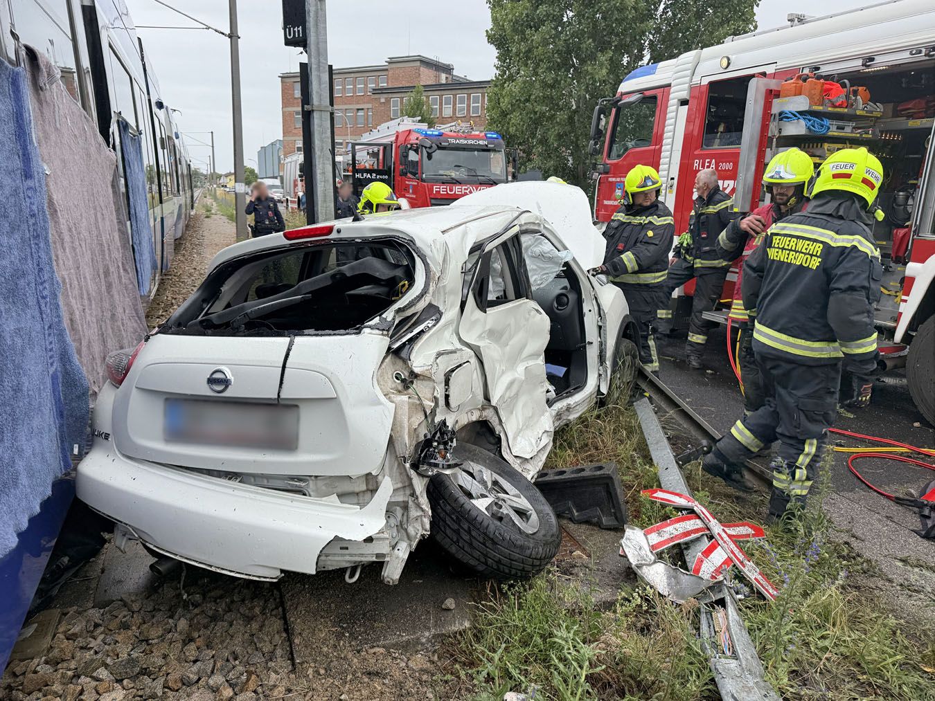 Schwerer Unfall zwischen Pkw und Badner Bahn