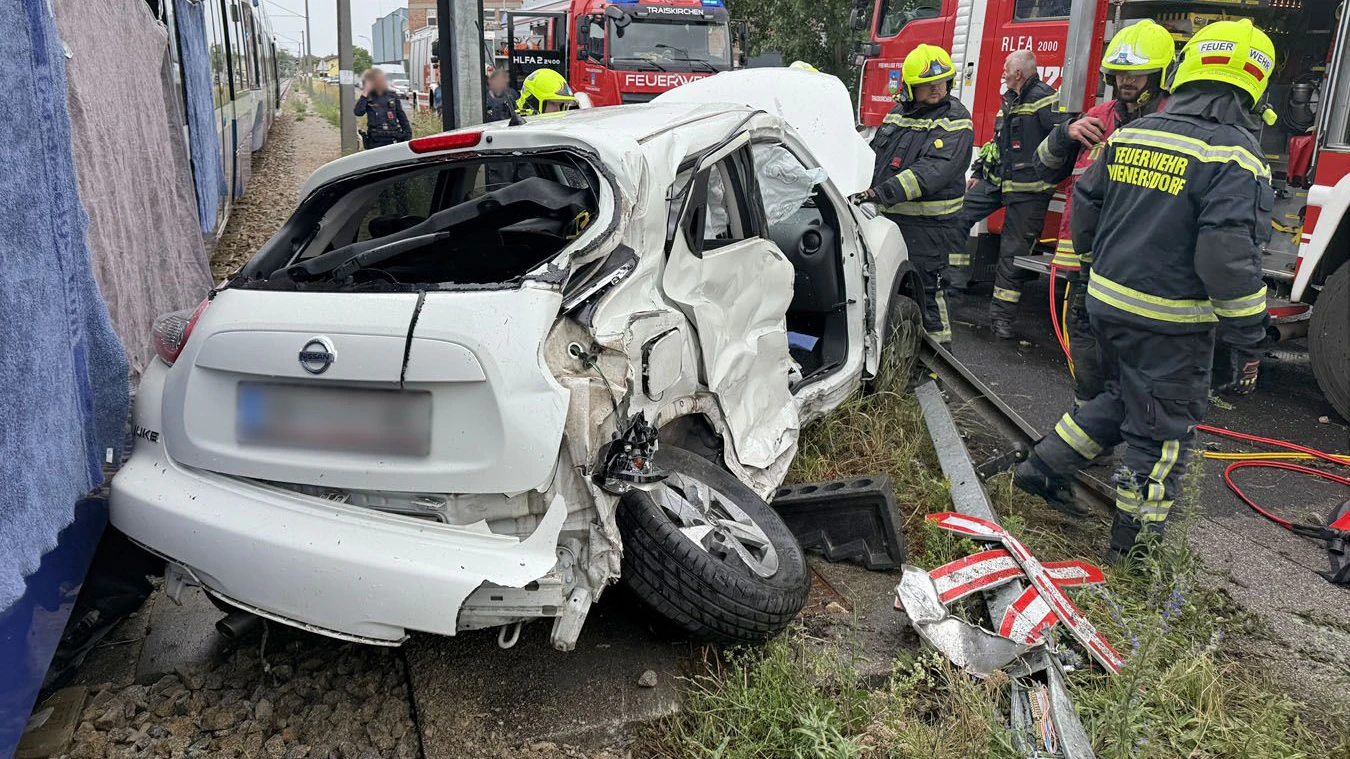 Schwerer Unfall zwischen Pkw und Badner Bahn