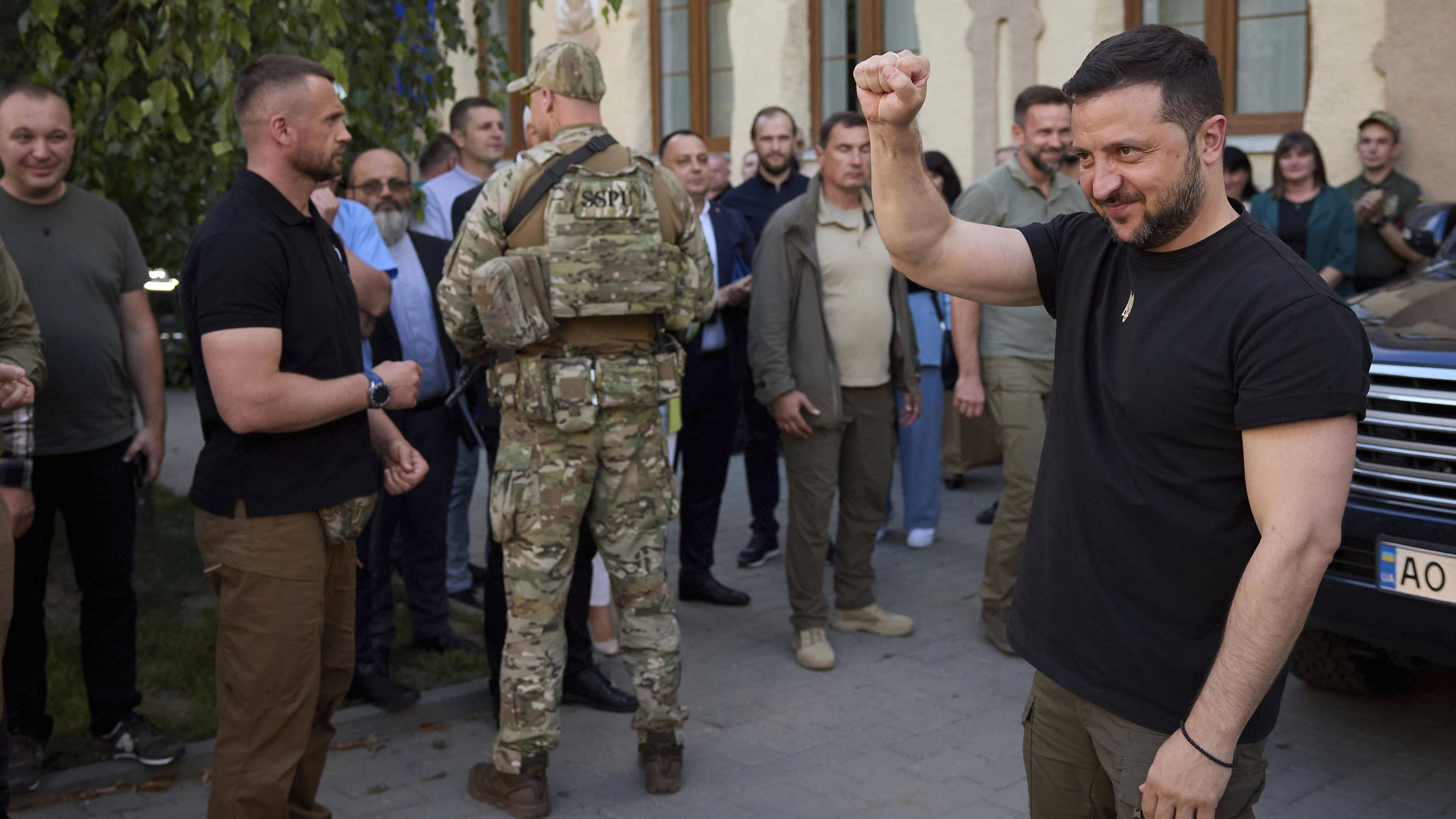 August 2, 2023, Berehove, Zakarpattia Oblast, Ukraine: Ukrainian President Volodymyr Zelenskyy, right, waves as he is met by cheering crowds after meeting with members of Hungarian community in the Transcarpathian region, August 2, 2023 in Berehove, Zakarpattia Oblast, Ukraine. Berehove Ukraine - ZUMAp138 20230802_zaa_p138_045 Copyright: xPoolx/UkrainianxPresidentiax