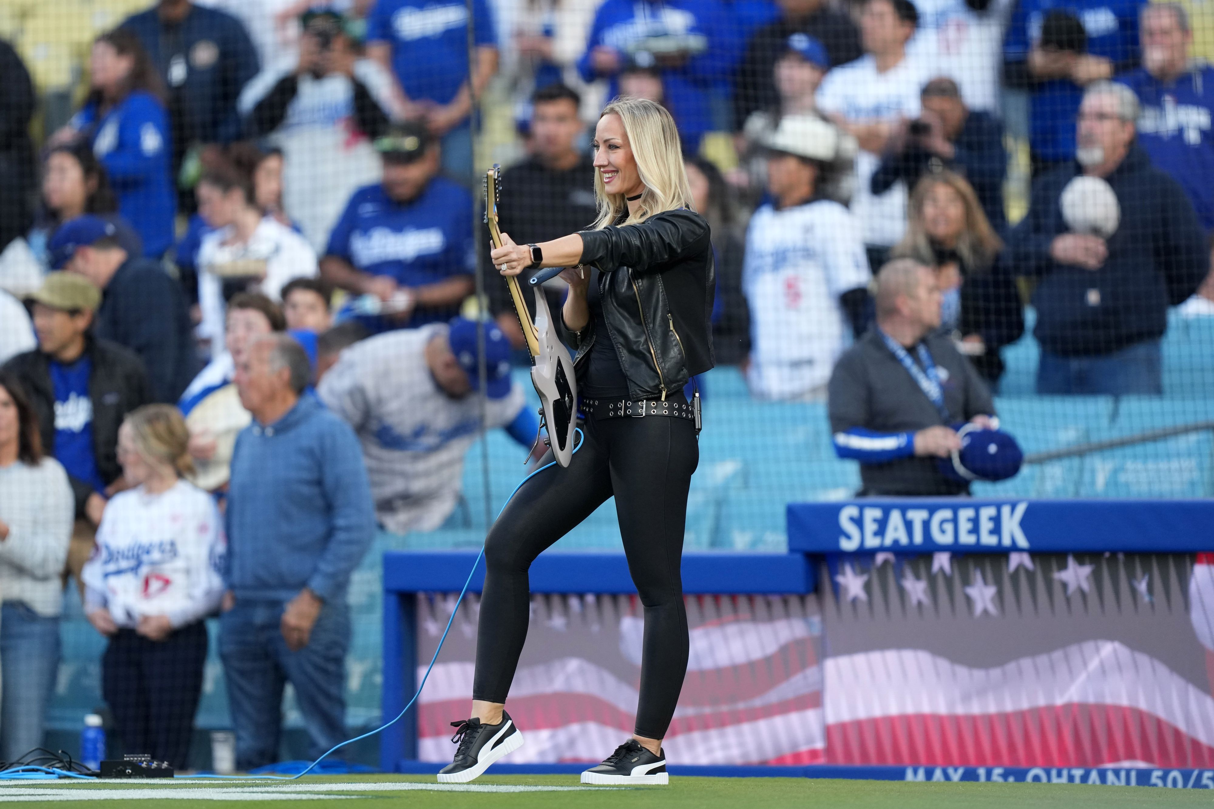 Nita Strauss spielt vor dem Baseball-Spiel der Miami Marlins und der Los Angeles Dodgers im Dodger Stadium die Nationalhymne.