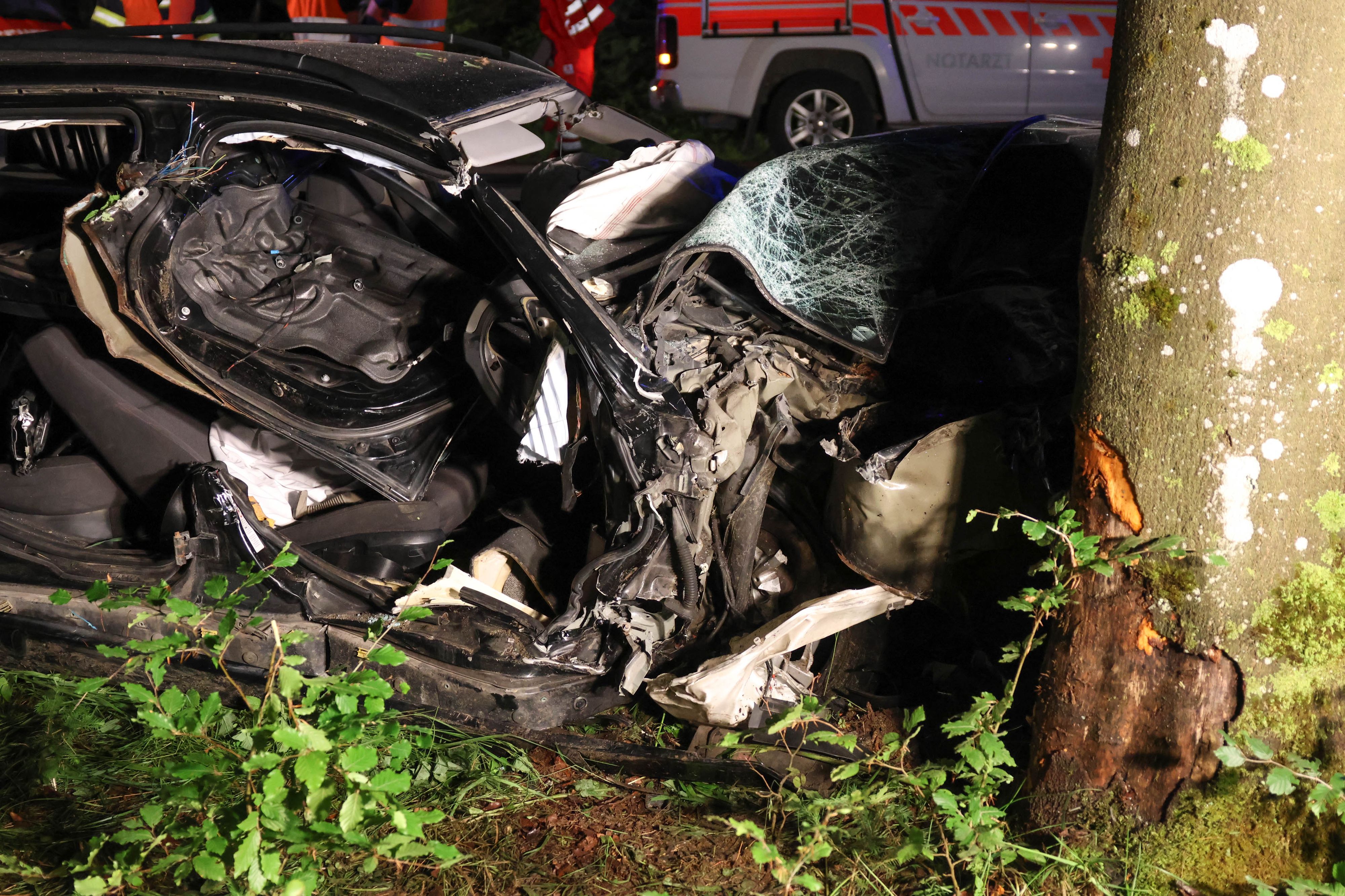 Der Wagen wurde bei der Kollision mit dem Baum völlig zerstört.