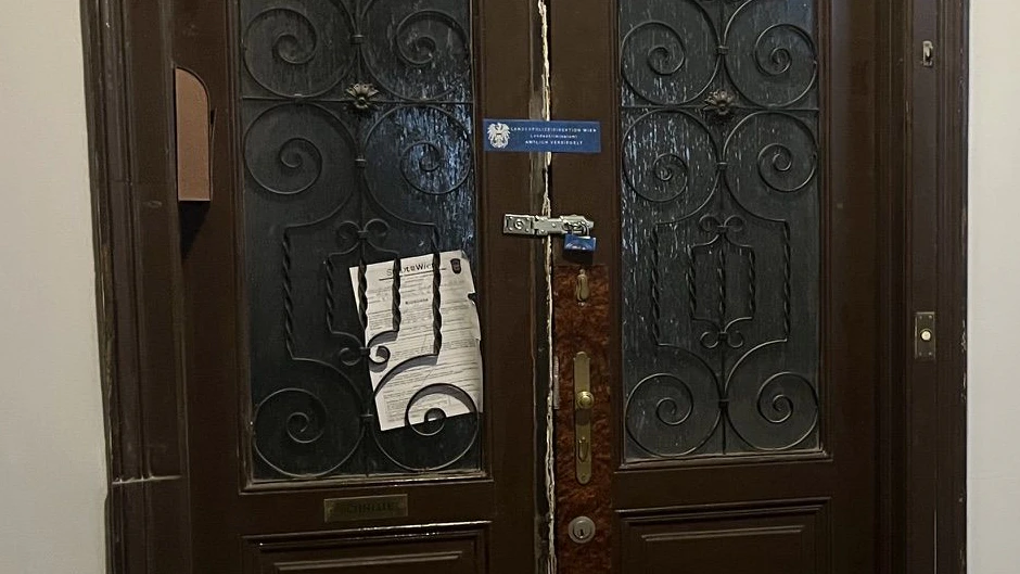 Ein Zettel der Stadt Wien steckte in der Tür des Sohns.