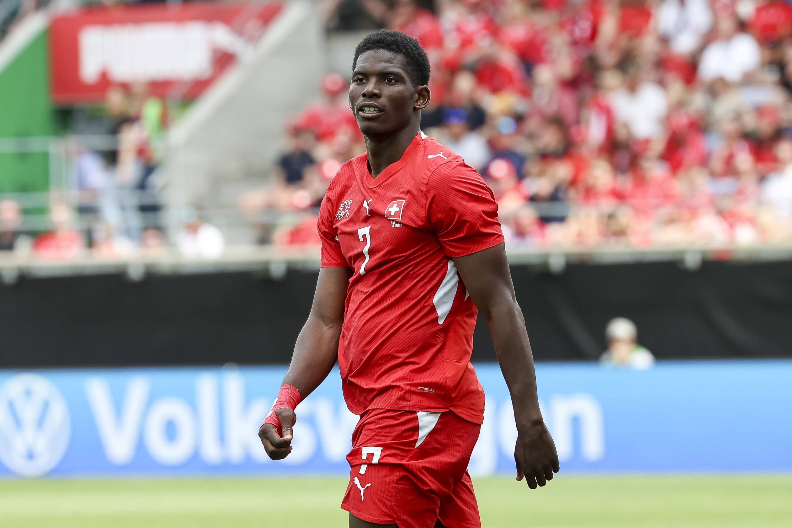 Der Schweizer Teamspieler Breel Embolo darf nun doch zur WM fliegen. 