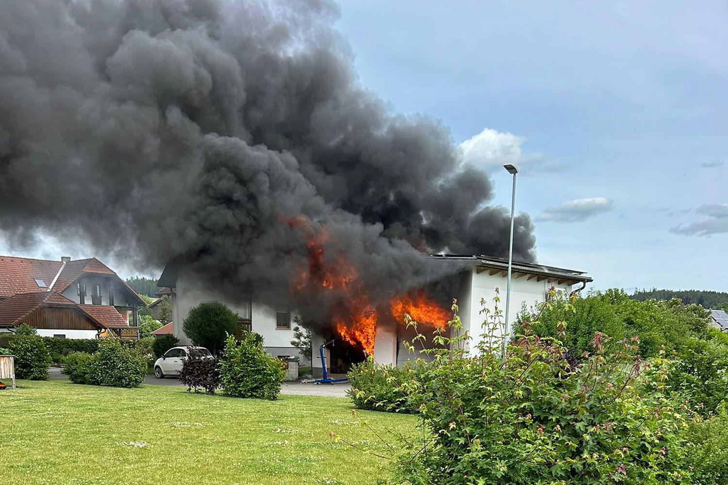 Gegen 16 Uhr war ein Mann gerade mit Arbeiten an einem E-PKW beschäftigt, als plötzlich die Batterie Feuer fing.