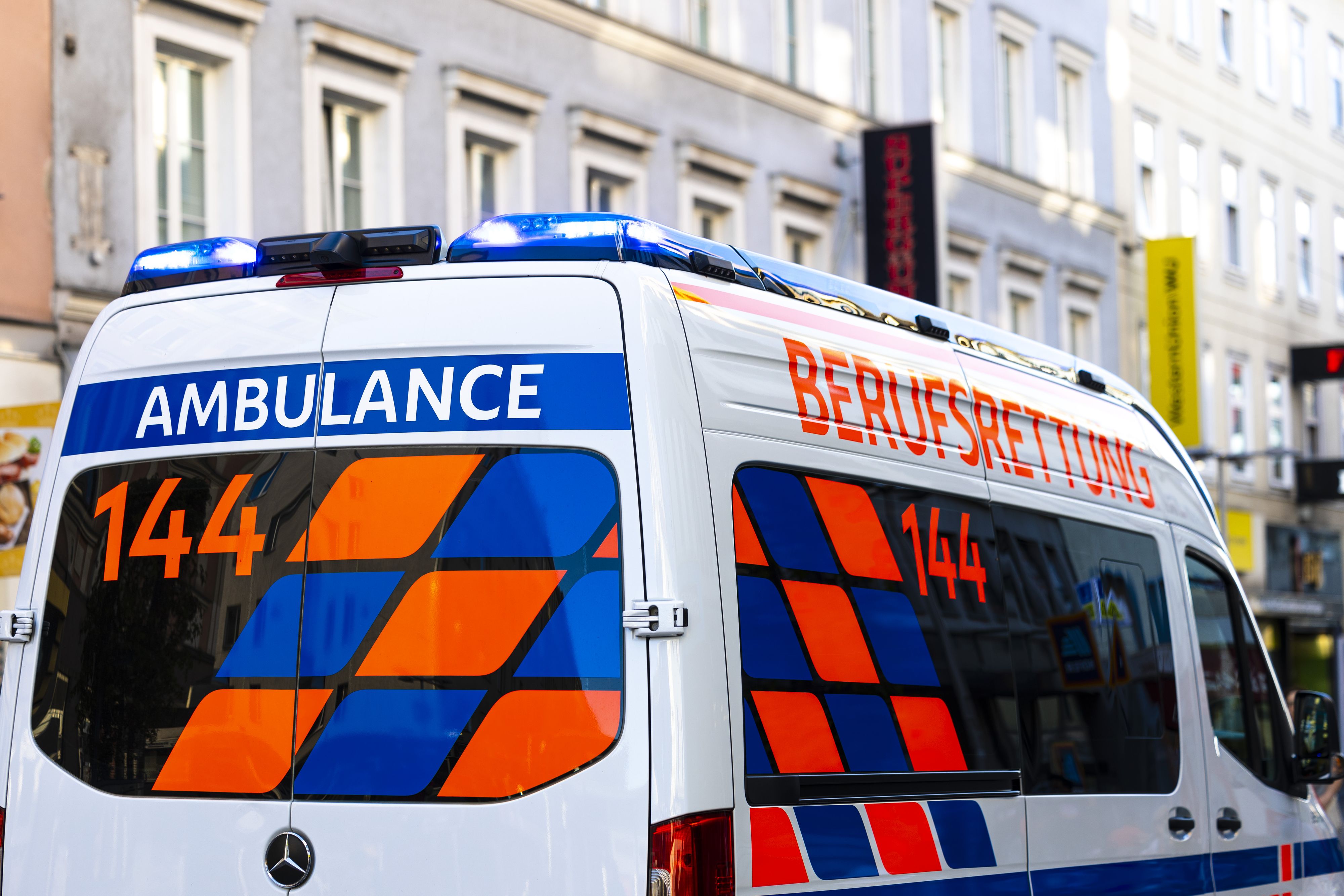 Die Frau wurde im kritischen Zustand in ein Spital gebracht. (Symbolbild)