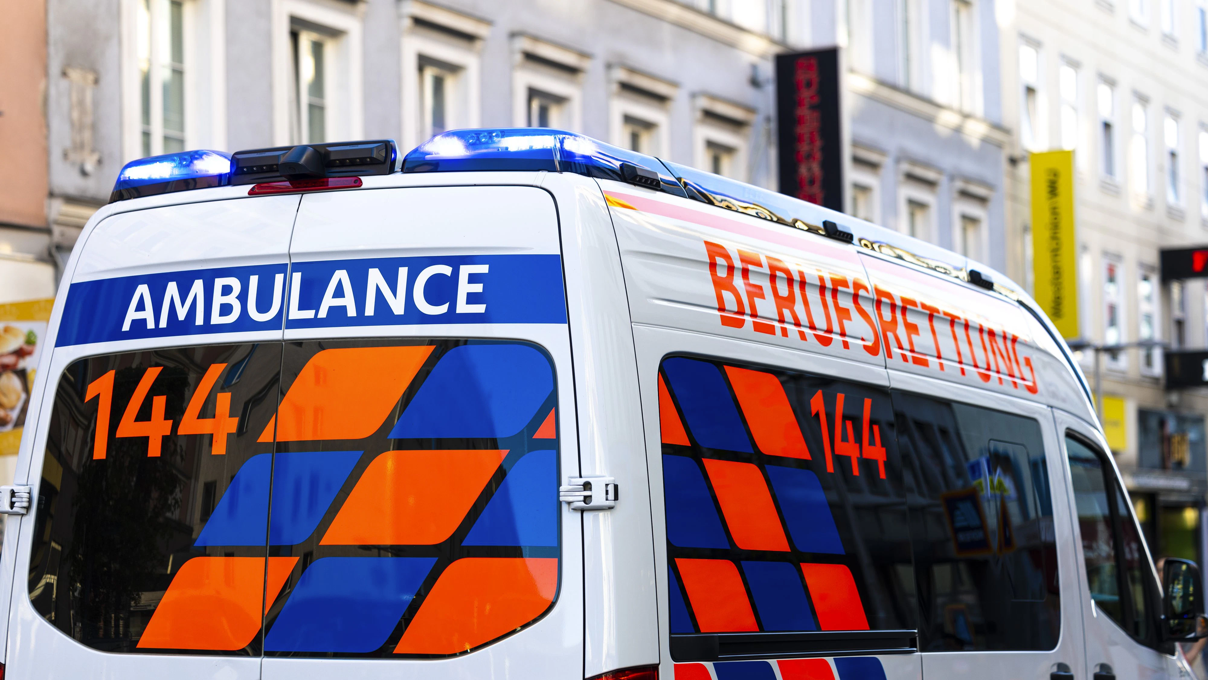 Die Frau wurde im kritischen Zustand in ein Spital gebracht. (Symbolbild)