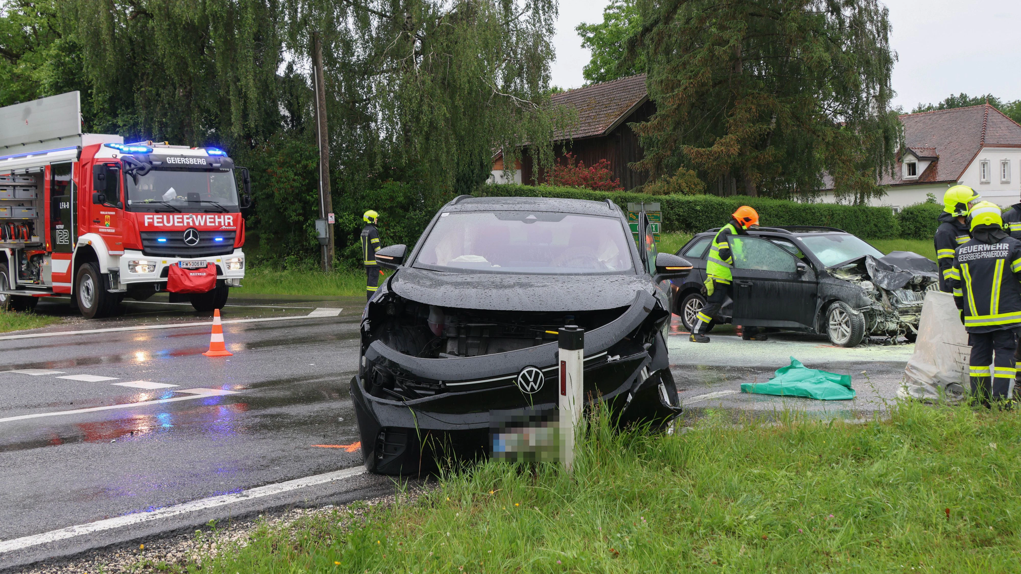 Beide Fahrzeuge wurden durch den Crash schwer beschädigt.
