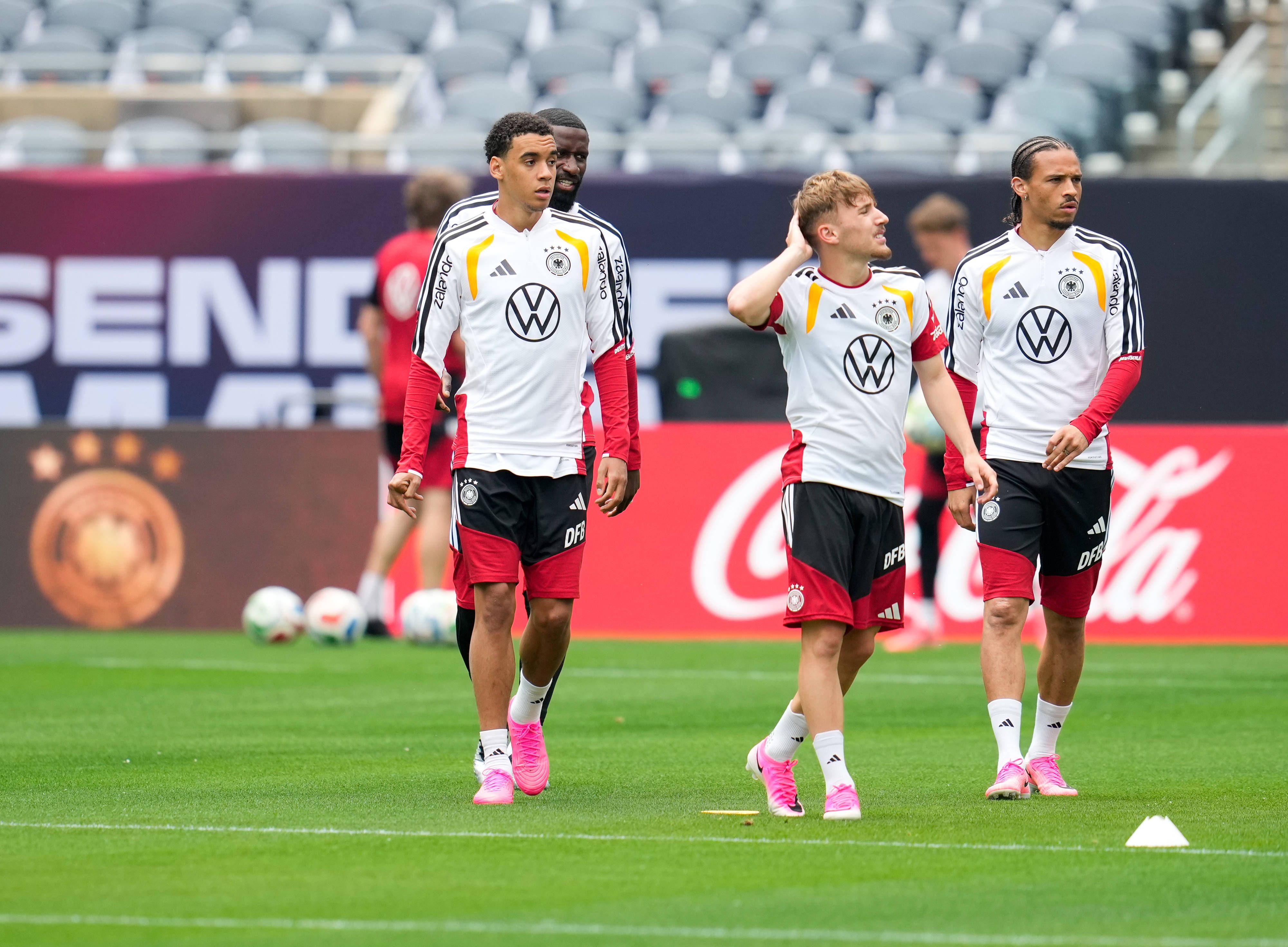 Jamal Musiala, Lennart Karl und Leroy Sane.