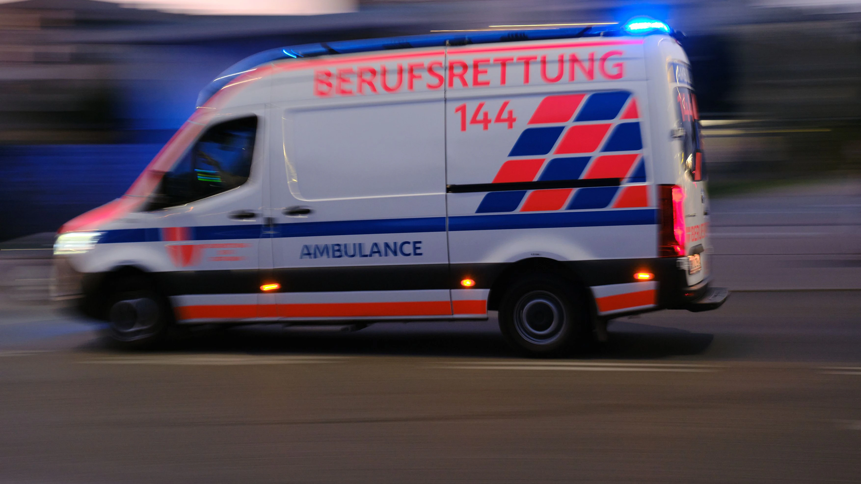 Der Bub wurde von der Wiener Berufsrettung ins Spital gebracht. (Symbolbild)