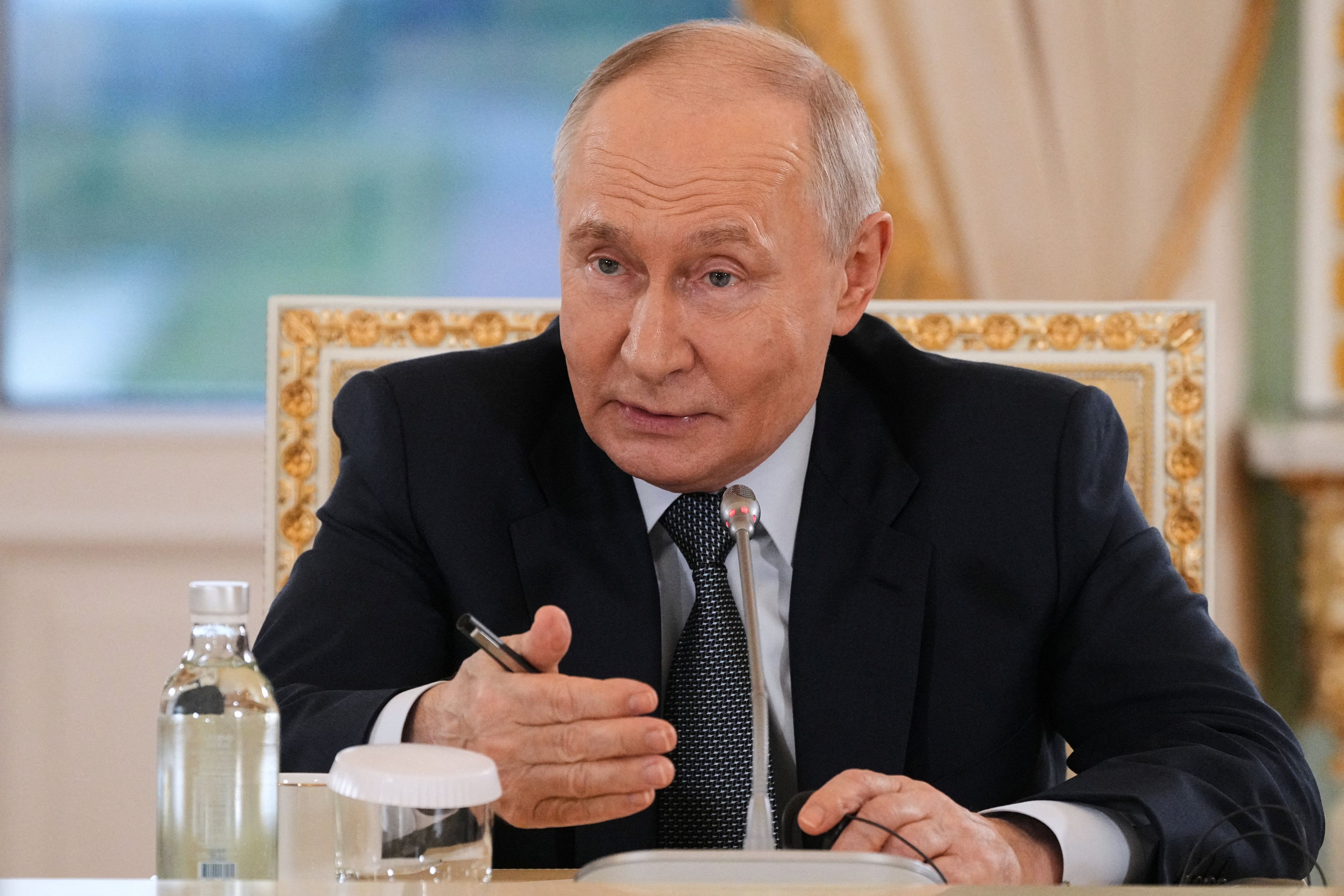 Der russische Präsident schickt alle Medienvertreter zum PCR-Test.
