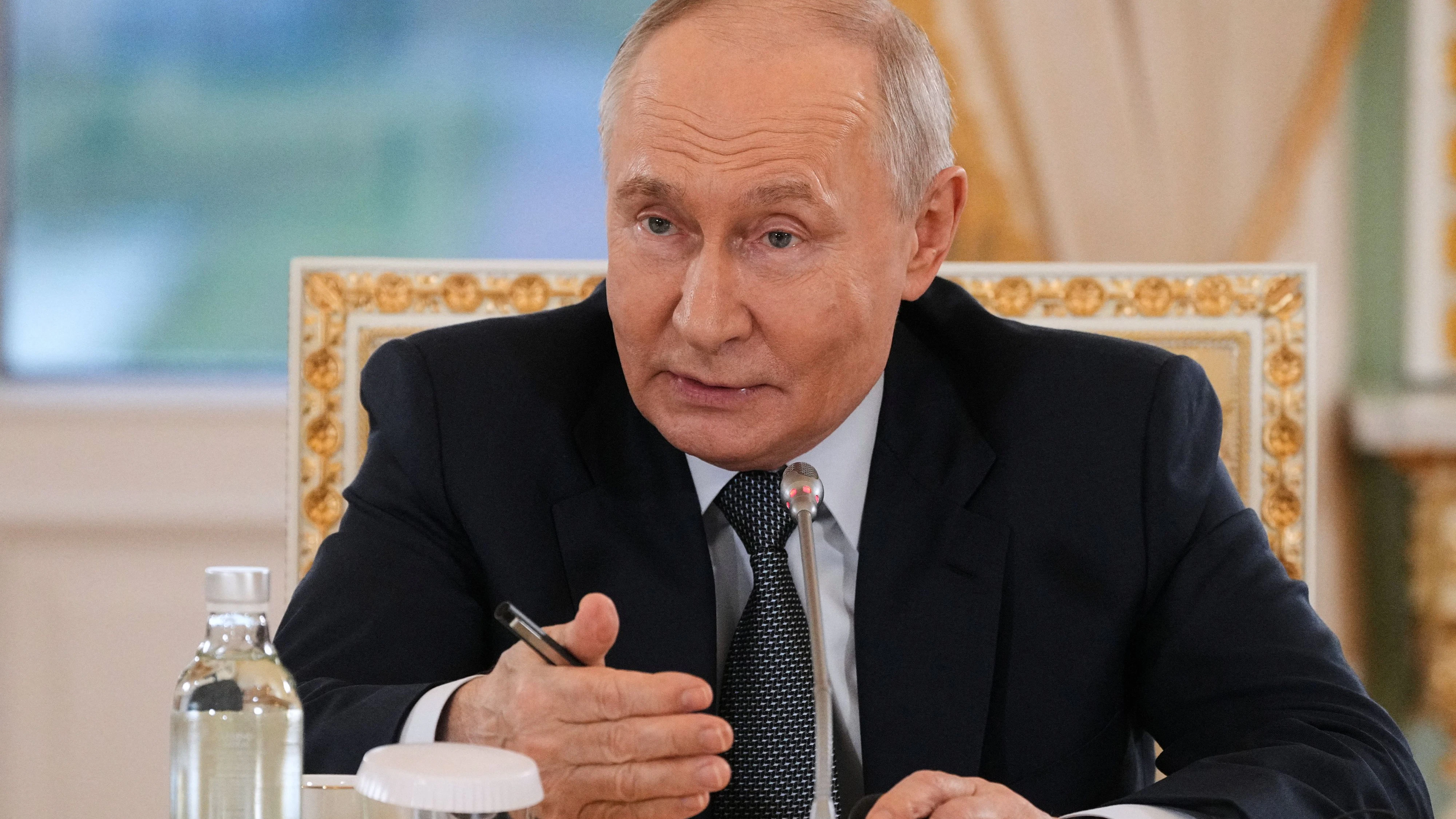 Der russische Präsident schickt alle Medienvertreter zum PCR-Test.