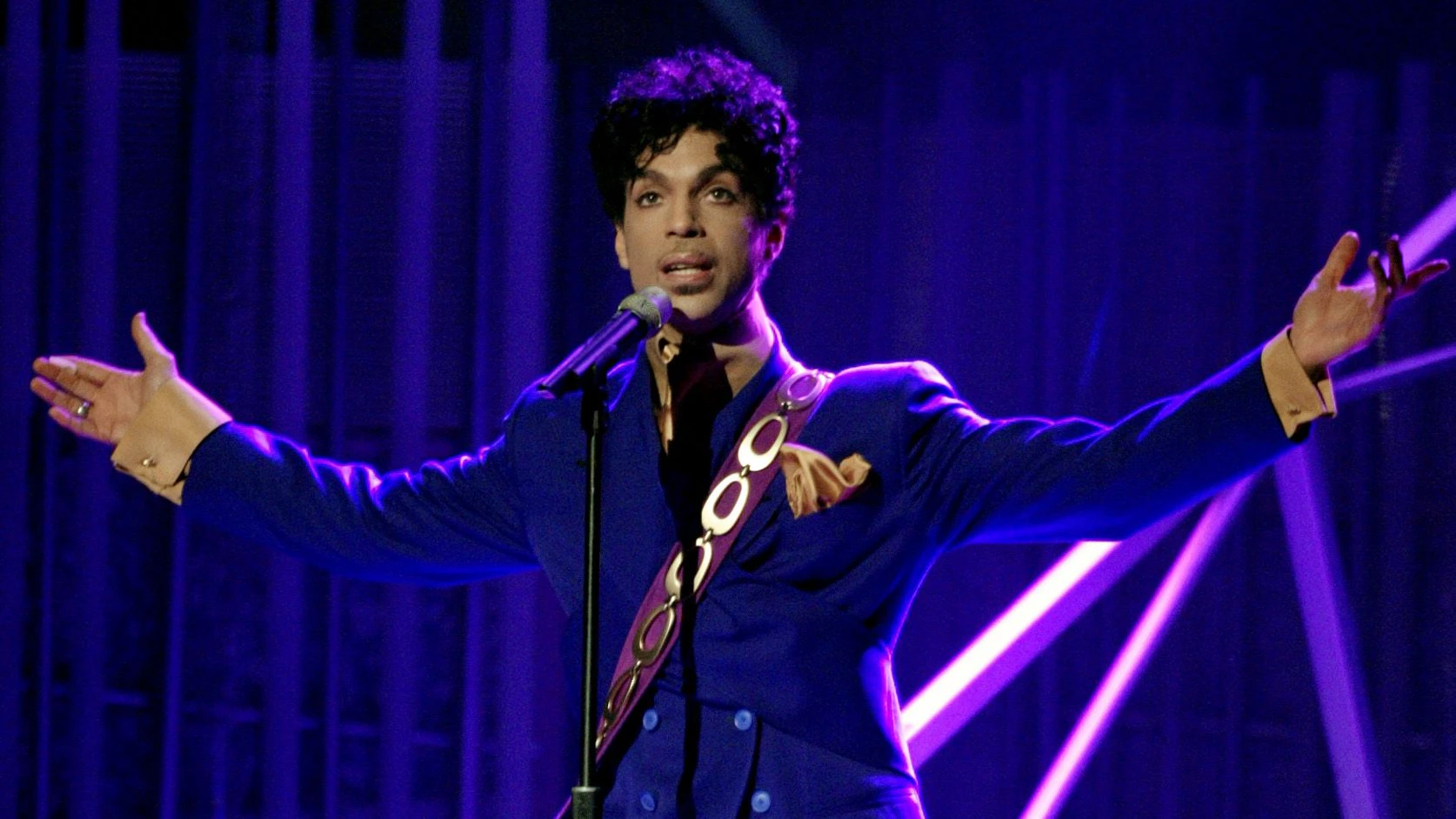Singer Prince performs during the 46th annual Grammy Awards in Los Angeles February 8, 2004. REUTERS/Gary Hershorn  PJ/GAC