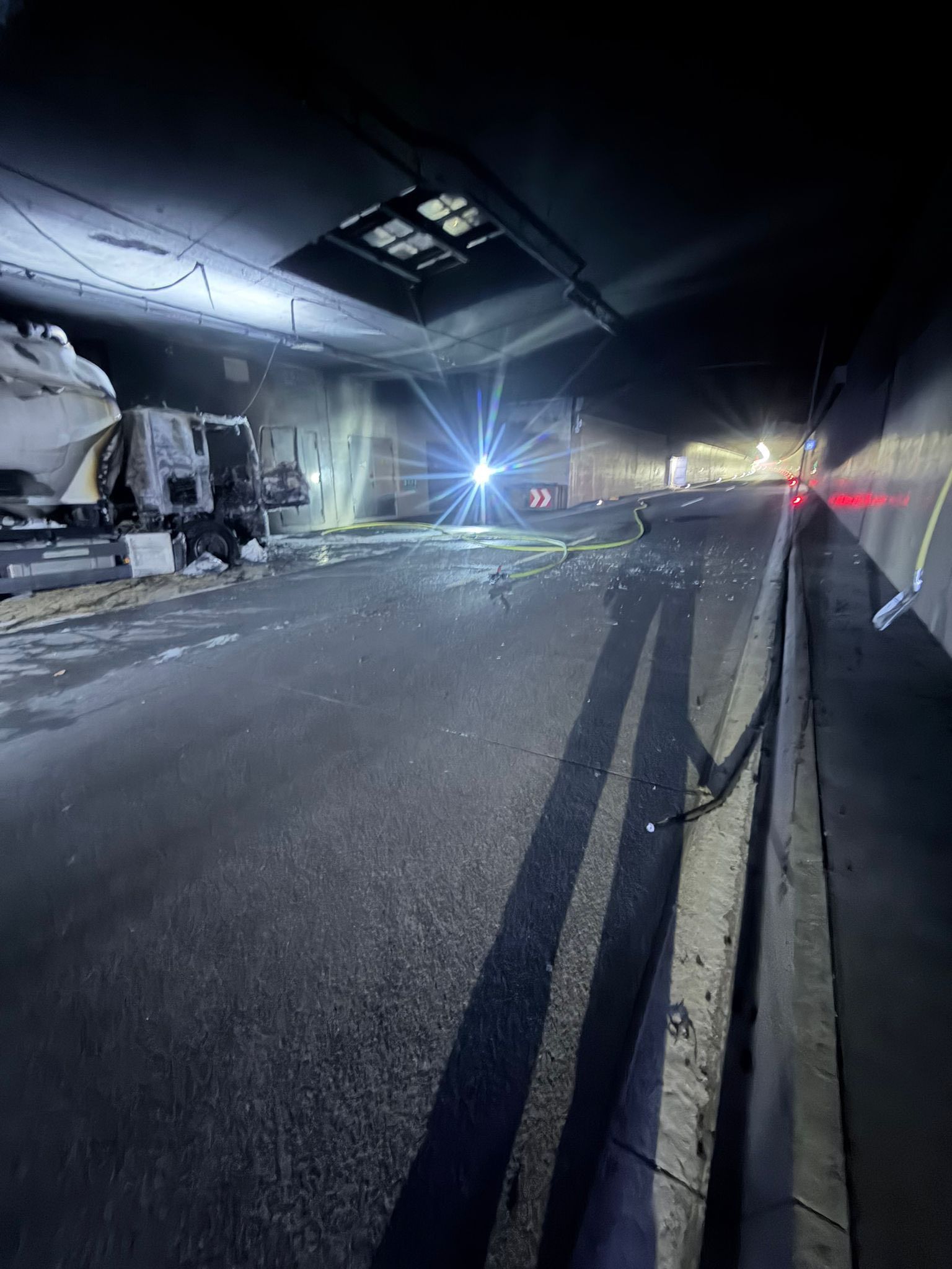 Der ausgebrannte Lkw sorgt für eine lange Sperre des Tunnels