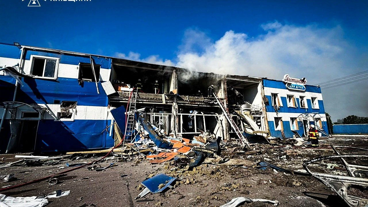 Bei einem russischen Drohnenangriff auf einen Milchbetrieb nahe der ukrainischen Hauptstadt Kiew sind laut Behörden am Freitag vier Menschen ums Leben gekommen