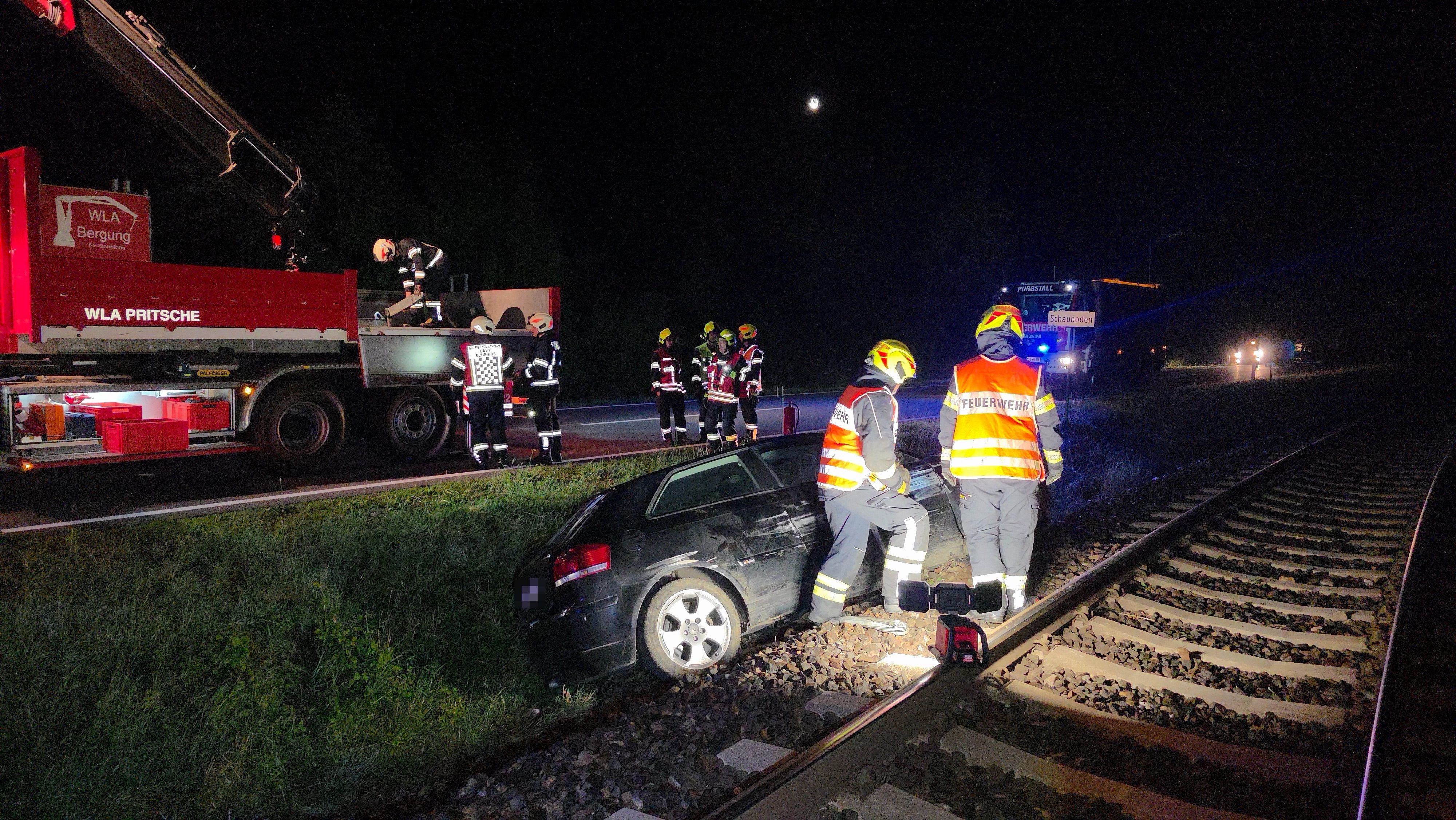 Das Fahrzeug blieb in der Nähe der Gleisanlagen stehen.