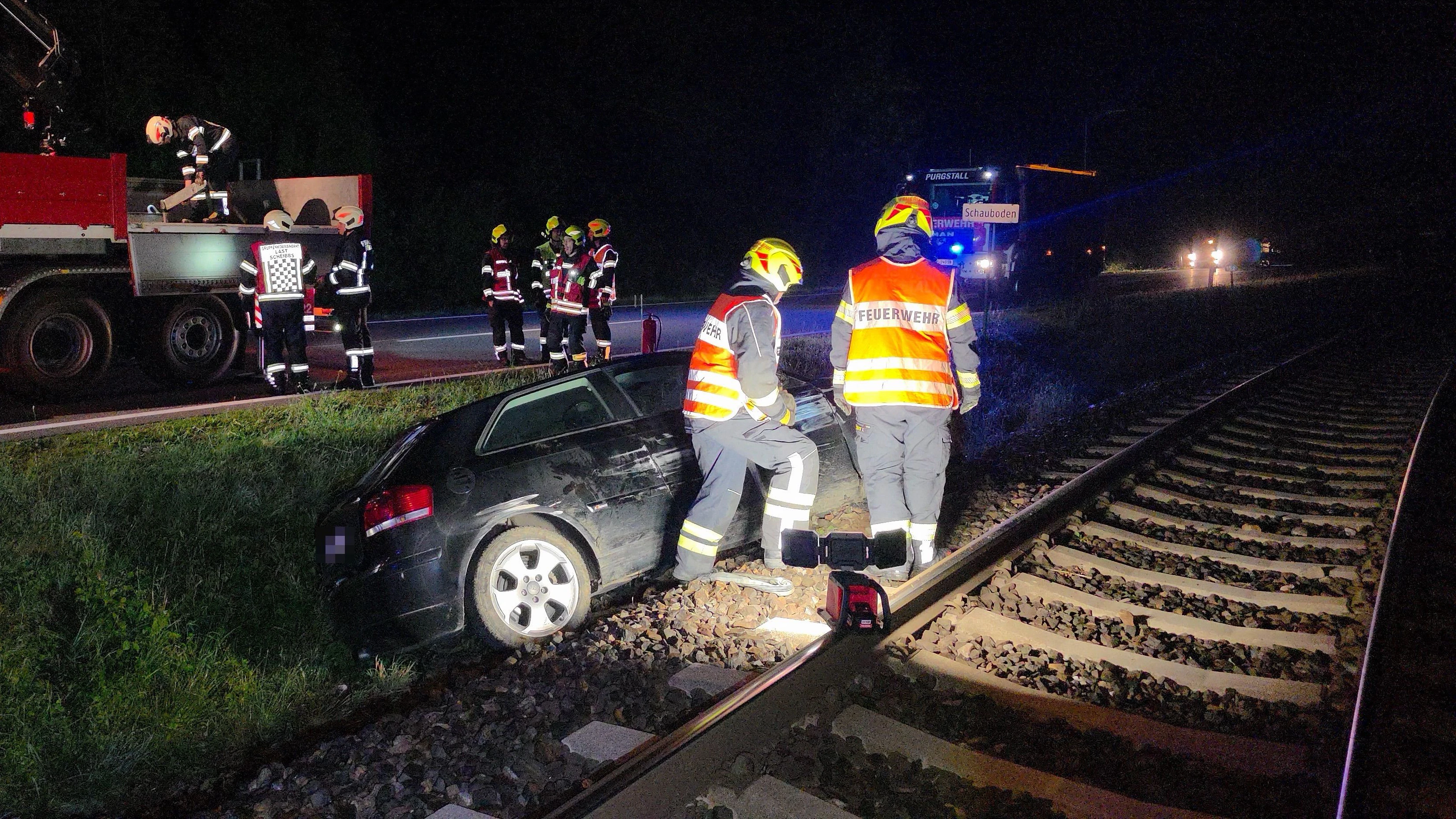 Das Fahrzeug blieb in der Nähe der Gleisanlagen stehen.