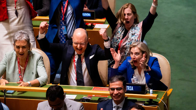 Die Außenministerin übernahm die UNO. Das Fußball-Nationalteam flog in die USA, um den Weltmeistertitel abzuholen. Nur daheim humpelt die Regierung der Budgetrede des Finanzministers entgegen. Das hat auch mit einer Excel-Tabelle zu tun.