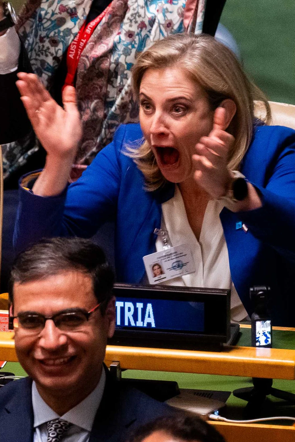 Edi-Finger-Moment in New York: Beate Meinl-Reisinger, inständig berauscht vom Gewinn eines nicht-ständigen Sitzes im Weltsicherheitsrat 2027/28