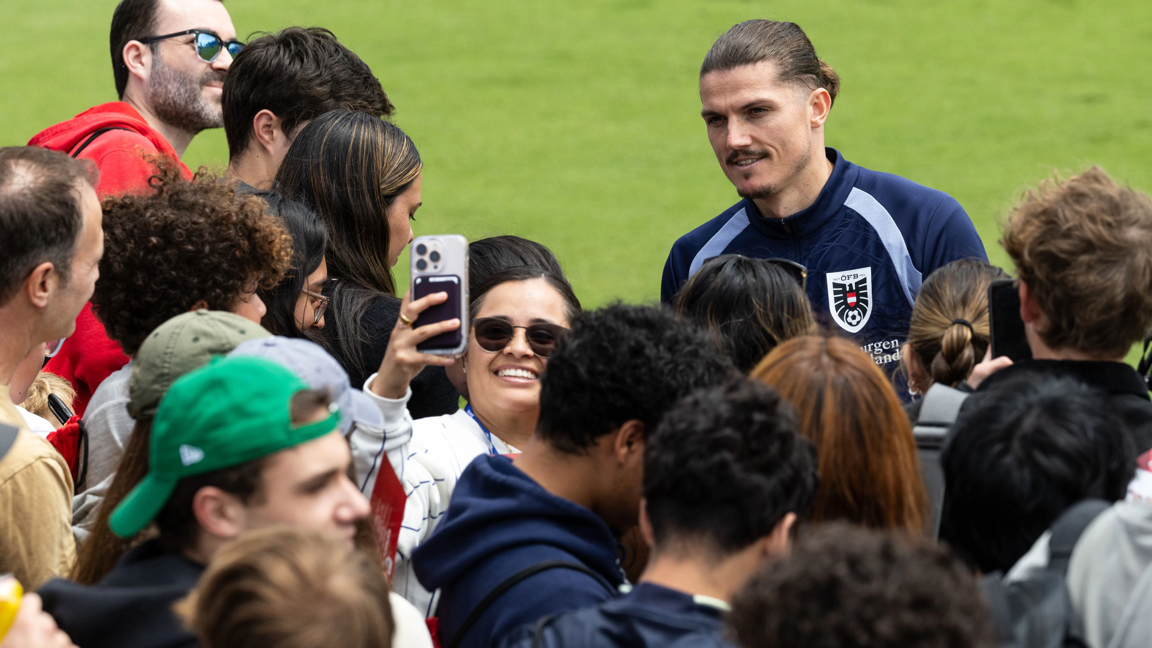 SANTA BARBARA,CALIFORNIA,USA,05.JUN.26 - SOCCER - FIFA World Cup 2026, USA, Mexico, Canada, OEFB, Oesterreichischer Fussball-Bund, training. Image shows Marcel Sabitzer (AUT) with fans. Photo: GEPA pictures/ Armin Rauthner
