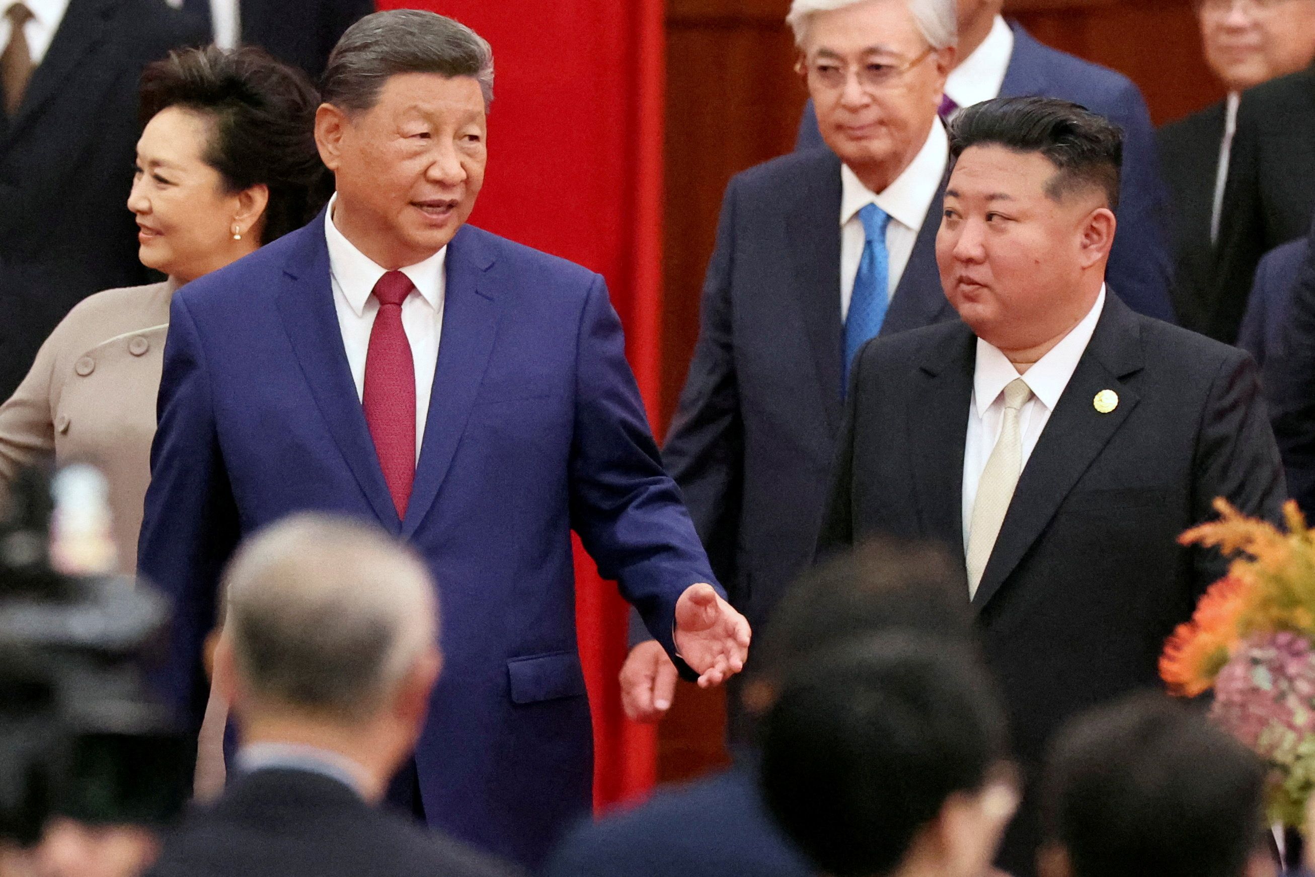 Chinas Präsident Xi Jinping und der nordkoreanische Diktator Kim Jong Un bei einem Empfang anlässlich des 80. Jahrestages des Endes des Zweiten Weltkriegs in der Großen Halle des Volkes in Peking, 2025.