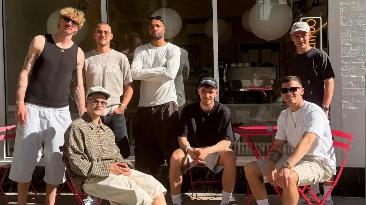 Einige DFB-Stars schauten in einem kurdischen Cafe vorbei. 