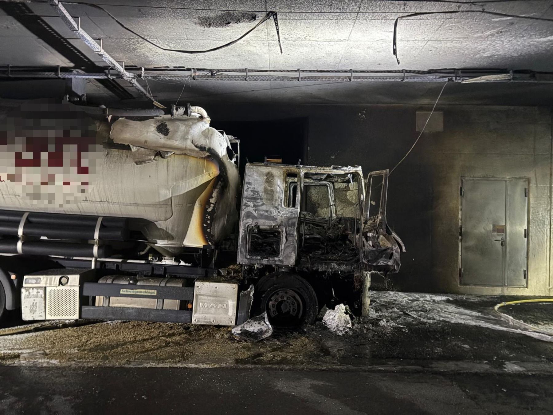 Substanzielle Schäden hat der ausgebrannte Lkw am Tunnel nicht hinterlassen. Dennoch dauern die Reparaturarbeiten wohl den ganzen Tag an.