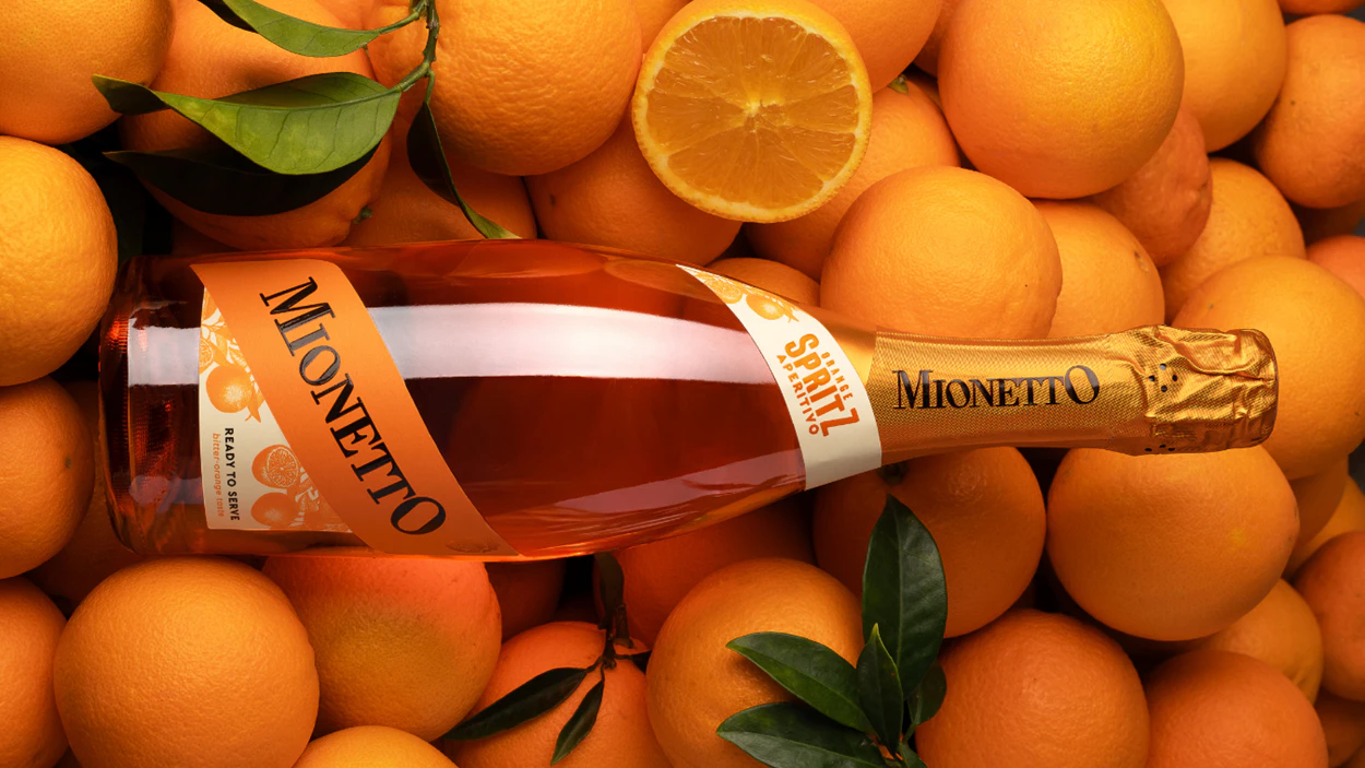 Der Mionetto Orange Spritz Aperitivo ist mit 5,9 % vol. Alkohol und alkoholfrei in den zwei Formaten 0,75l und 0,2l ab Ende Mai im Handel und im Henkell Freixenet Online-Shop (www.shop.sektgenuss.at) erhältlich.