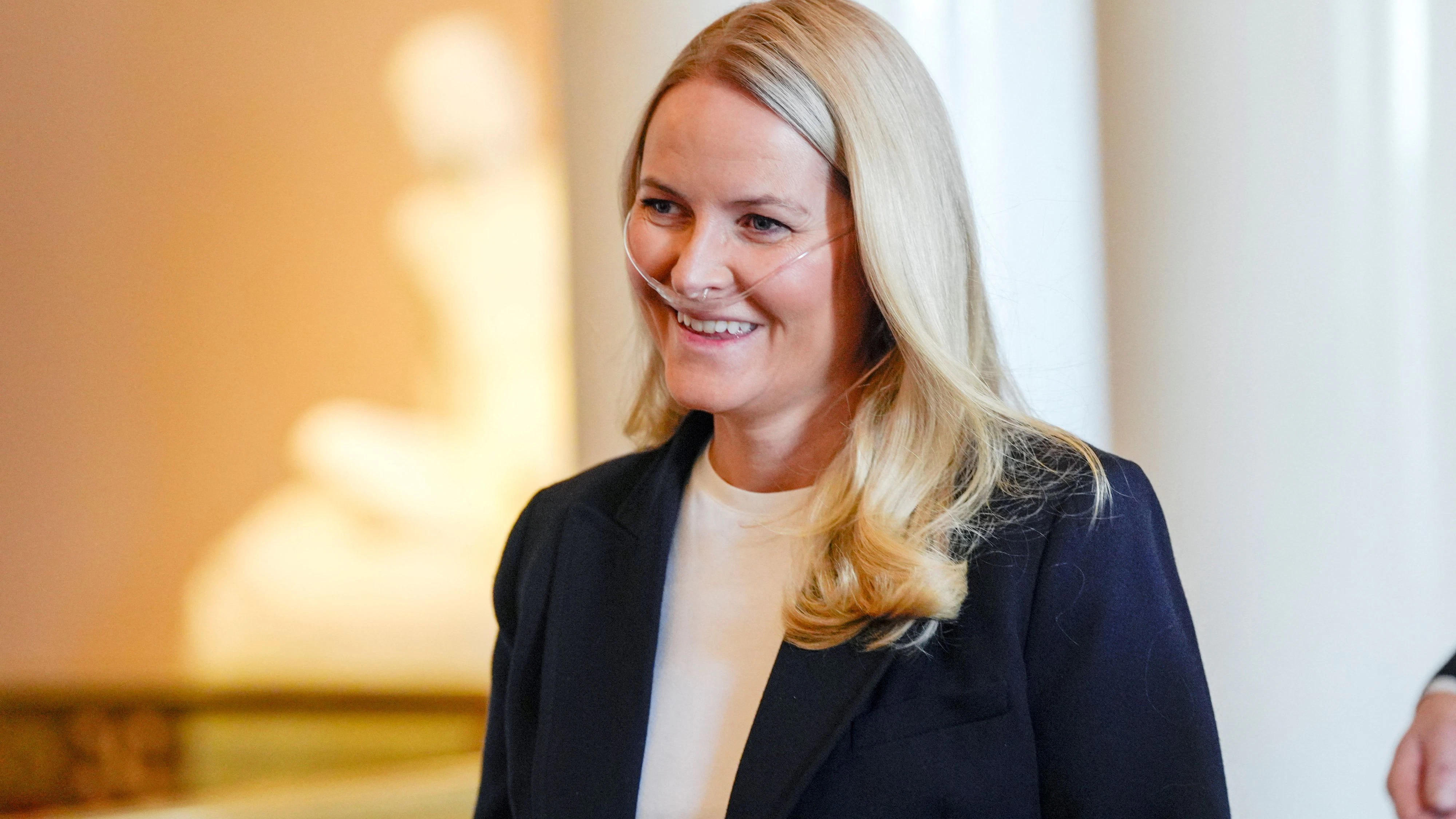 Norway's Crown Princess Mette Marit wearing breathing assistance looks on as the Crown Prince's family holds a reception for the Norwegian athletes from the Paralympics in Milano Cortina 2026 at the Palace in Oslo, Norway, April 10, 2026. NTB/Lise Aserud via REUTERS   ATTENTION EDITORS - THIS IMAGE WAS PROVIDED BY A THIRD PARTY. NORWAY OUT. NO COMMERCIAL OR EDITORIAL SALES IN NORWAY.