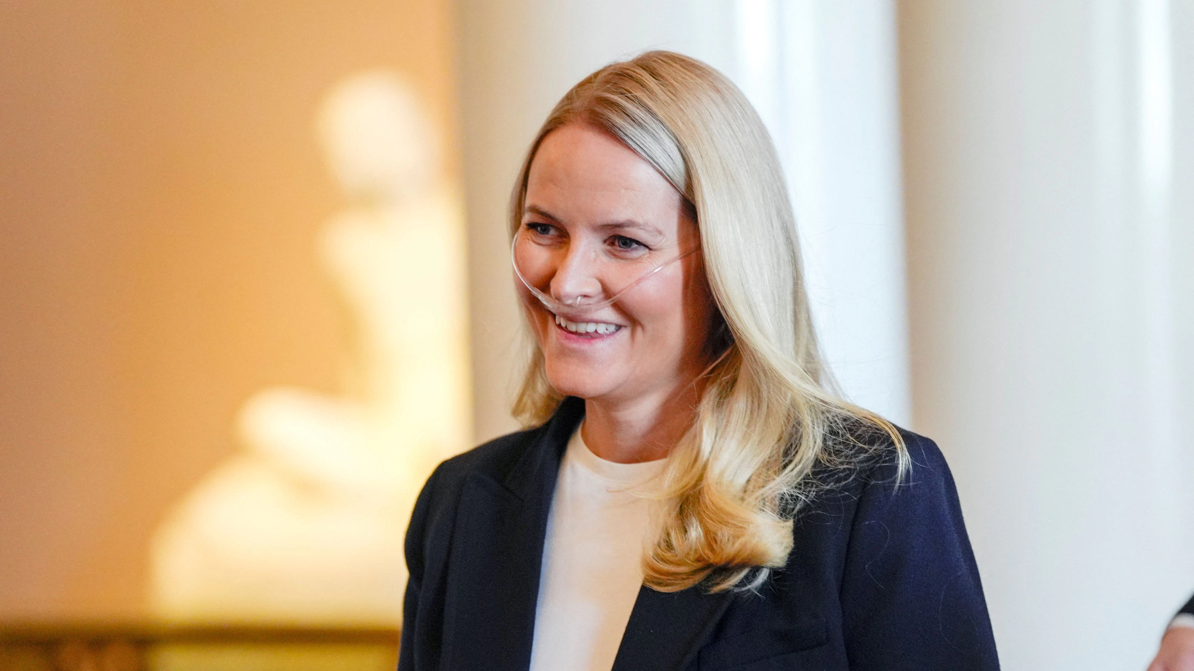 Norway's Crown Princess Mette Marit wearing breathing assistance looks on as the Crown Prince's family holds a reception for the Norwegian athletes from the Paralympics in Milano Cortina 2026 at the Palace in Oslo, Norway, April 10, 2026. NTB/Lise Aserud via REUTERS   ATTENTION EDITORS - THIS IMAGE WAS PROVIDED BY A THIRD PARTY. NORWAY OUT. NO COMMERCIAL OR EDITORIAL SALES IN NORWAY.