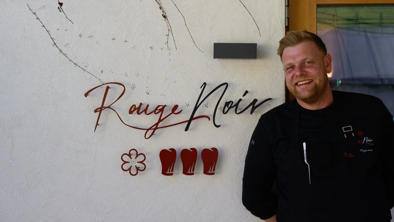 Der Guide Michelin zeichnet das "Rouge Noir" aktuell mit 1 Michelin Stern aus. In die Erfolgsgeschichte des Kärntner Spitzenkochs reihen sich weitere Top-Bewertungen ein: Jeweils 3 Gabeln im Falstaff Restaurant Guide für das "Rouge Noir" und das Wirtshaus im Neusacherhof sowie 3 Hauben und 16,5 Punkte im Gault&amp;Millau für das "Rouge Noir" und 2 Hauben für das Wirtshaus.
