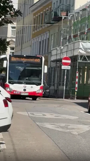 Busfahrer verfahren Wien: In Hernals lotsten Fahrgäste einen 10A-Bus nach Navigationsfehler zurück auf die Route. Keine Verzögerungen.