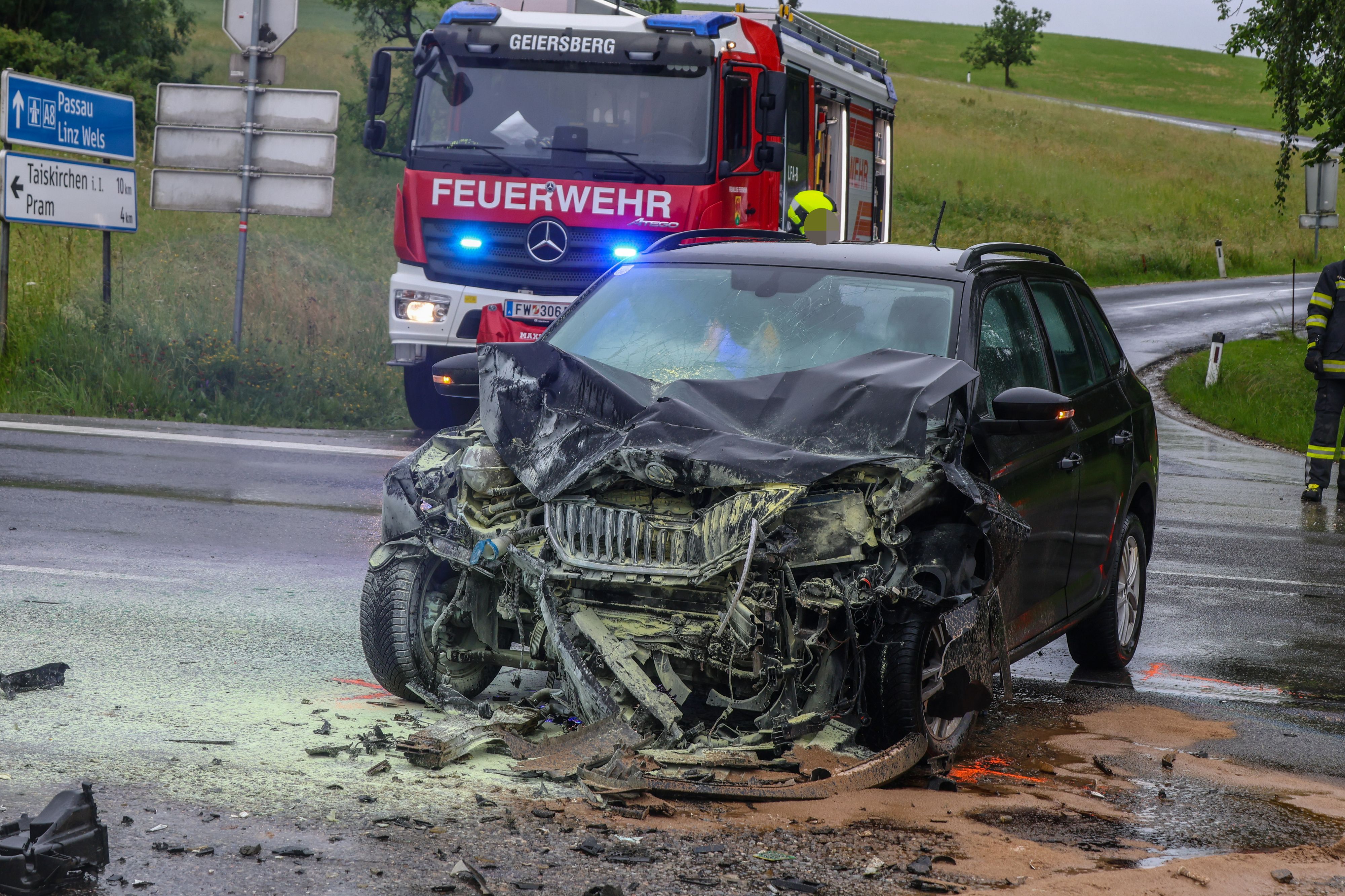 Der Pkw begann nach dem Crash plötzlich zu brennen.