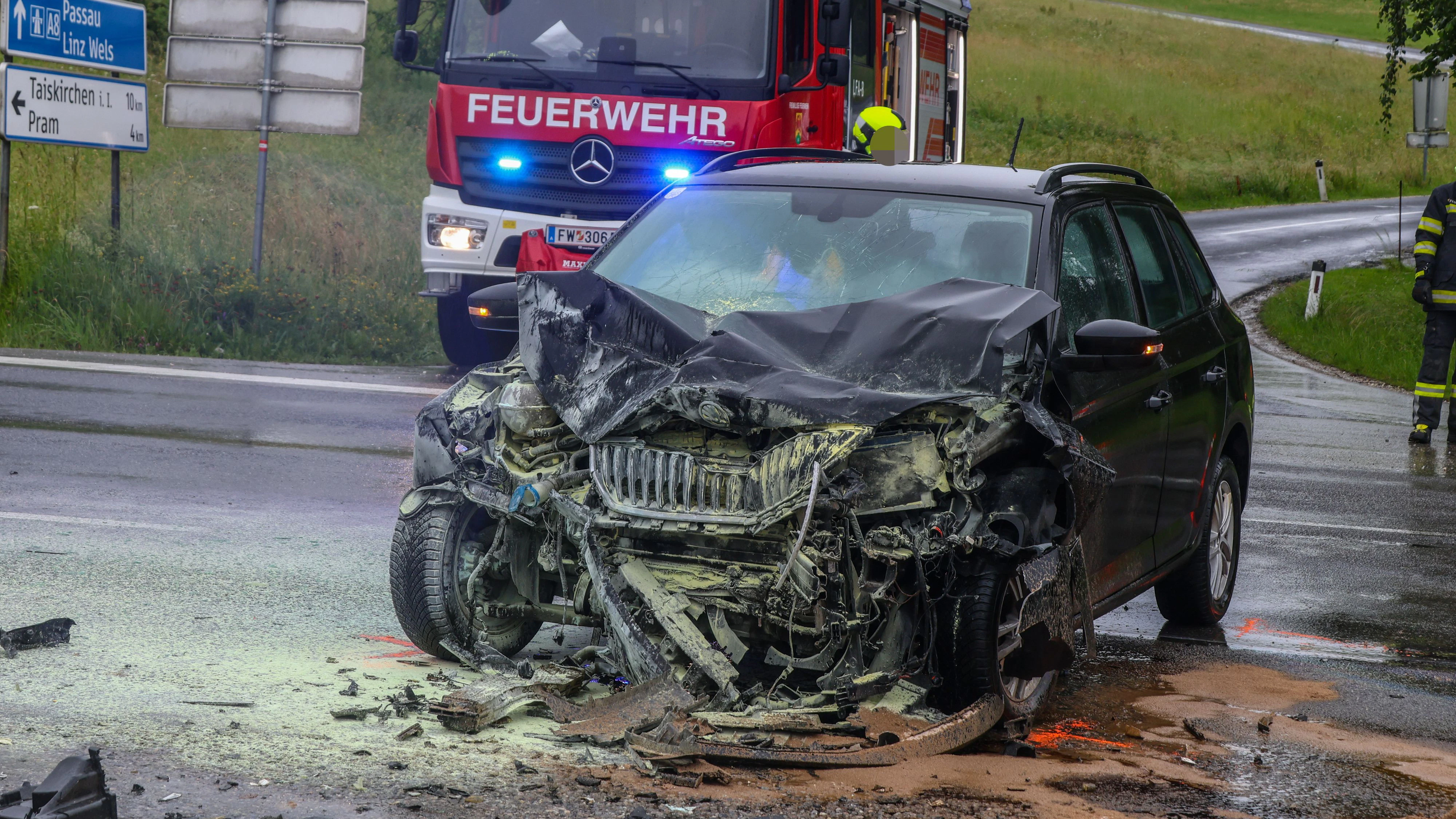Der Pkw begann nach dem Crash plötzlich zu brennen.