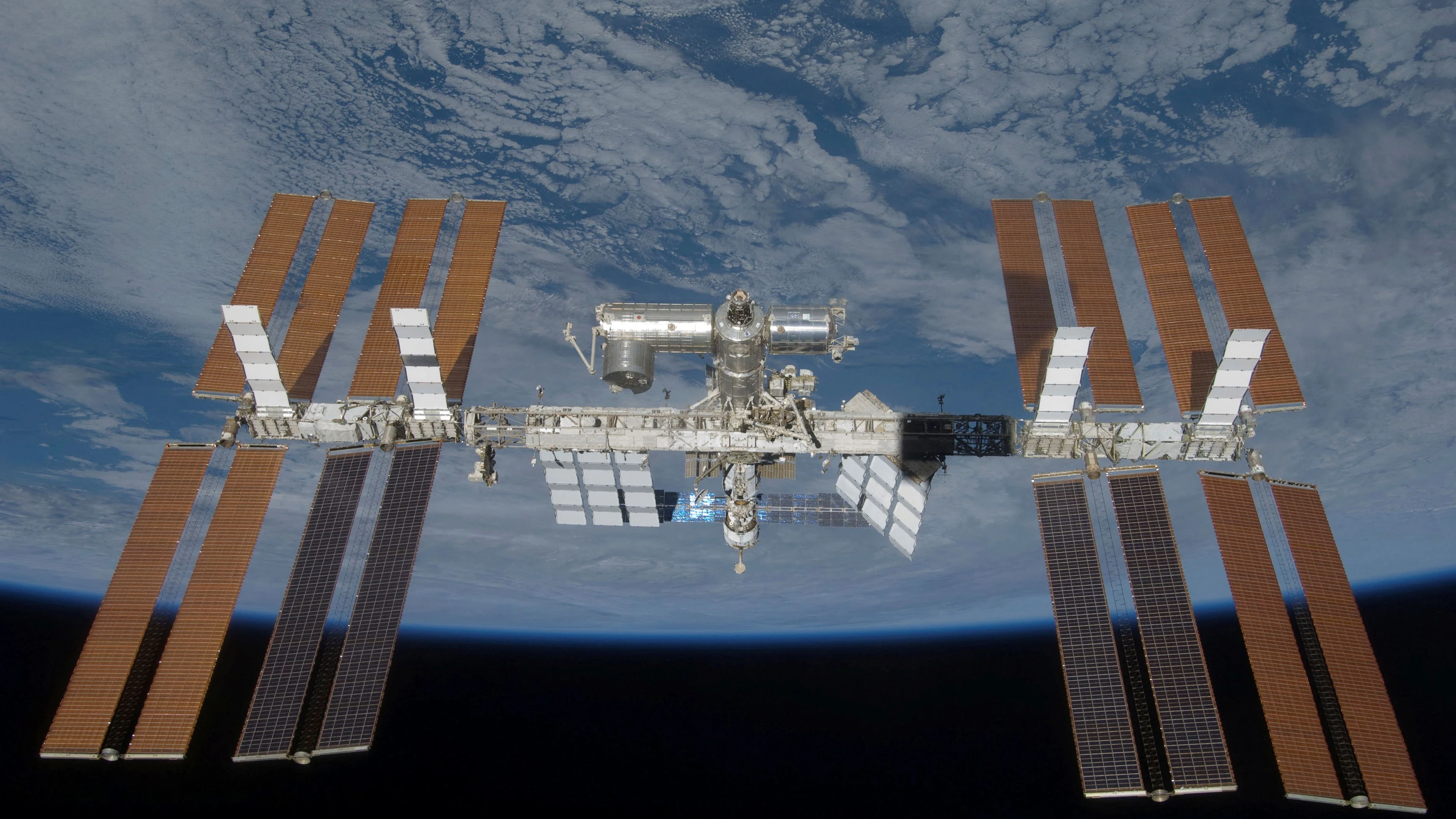 FILE PHOTO: The International Space Station is seen with its full complement of solar arrays from the Space Shuttle Discovery during the STS-119 mission against the backdrop of the blackness of space and the Earth's horizon, in this image released by NASA March 28, 2009.       REUTERS/NASA   (UNITED STATES SCI TECH) FOR EDITORIAL USE ONLY. NOT FOR SALE FOR MARKETING OR ADVERTISING CAMPAIGNS/File Photo