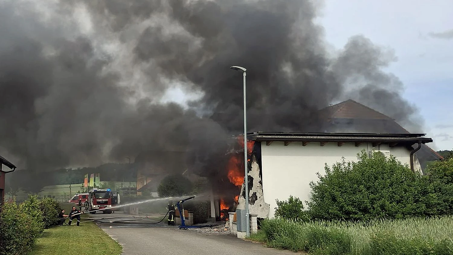 Binnen kürzester Zeit stand die Garage in Vollbrand.