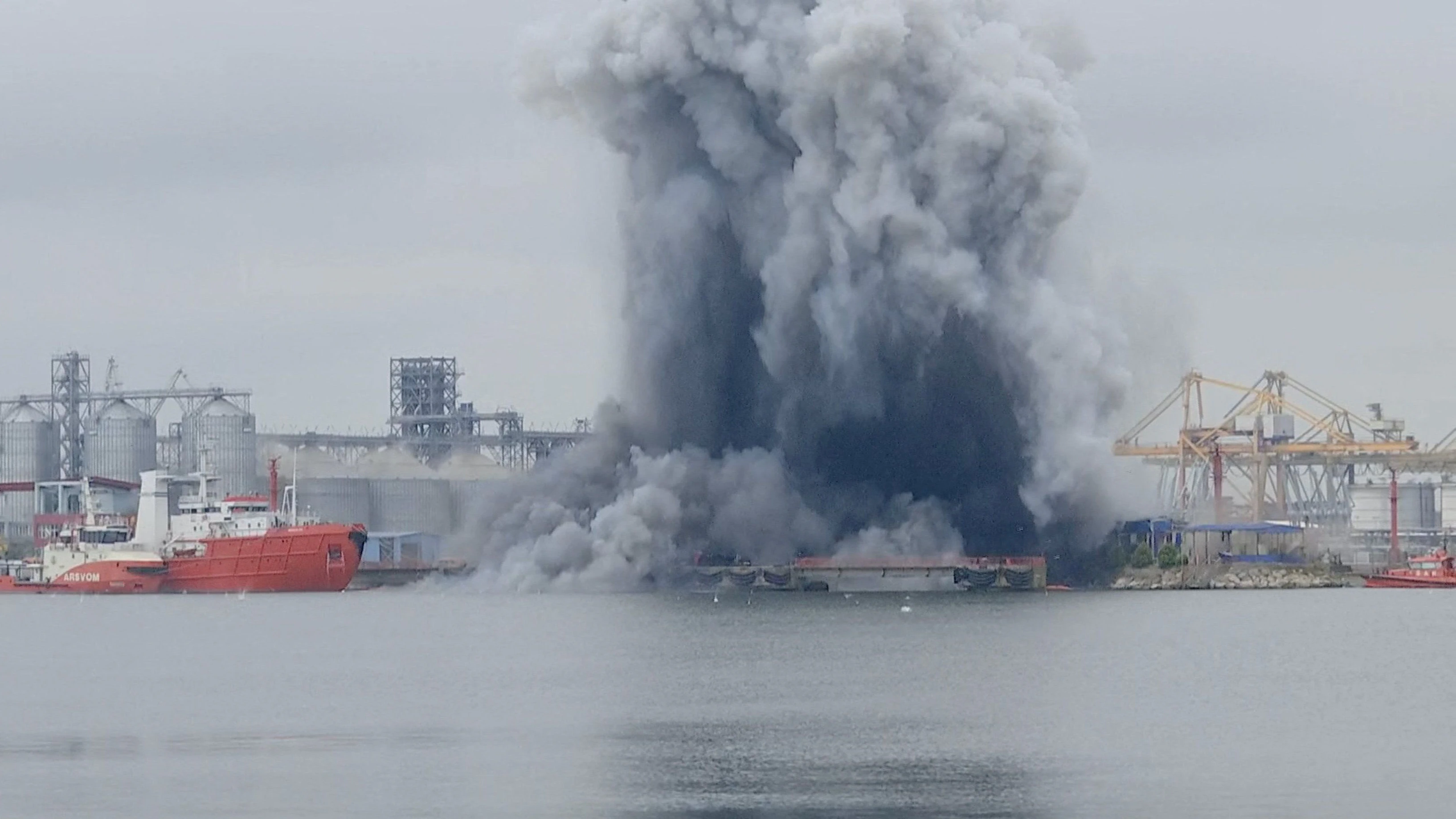 Dunkler Rauch stieg nach der Explosion der Seedrohne auf. 
