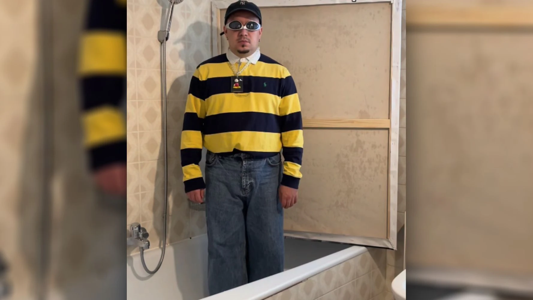 Domingo zeigt seine Bilder aus der Badewanne heraus.