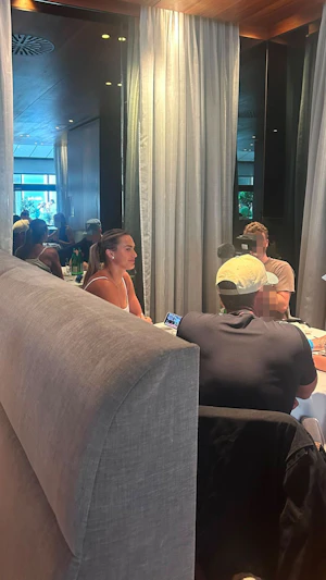 Tennis-Star Aryna Sabalenka nach French-Open-Aus überraschend in Wien gesichtet: Promi-Besuch im Szene-Restaurant sorgt für Aufsehen.