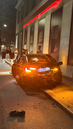 Unfall Wiener City: BMW M3 driftet, vier Verletzte und hoher Sachschaden nach Crash-Show. Polizei ermittelt zum Unfallhergang.