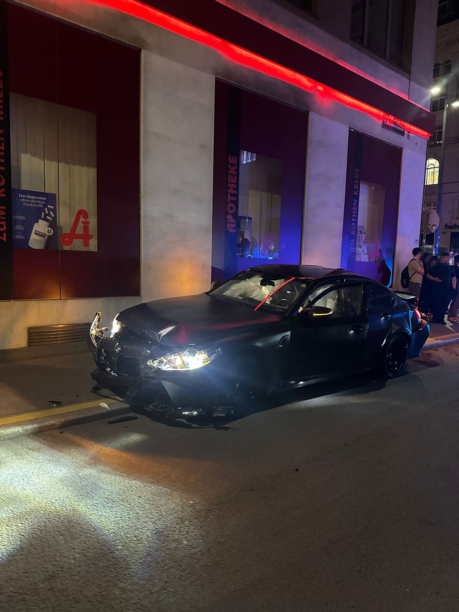 Heute.at - Wilder Crash in Wiener City: BMW-Fahrer rast in Autos